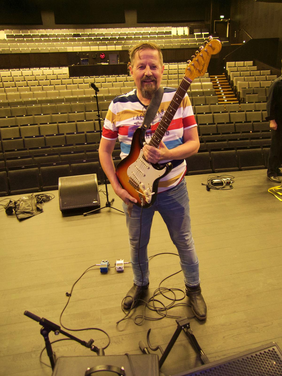 I augusti fyllde Simon Ådahl Kungsbacka teater när han hade konsert tillsammans med sina bröder Dan och Frank. På sin nya skiva blandar han allmänmänskliga budskap med berättelser om sin tro.