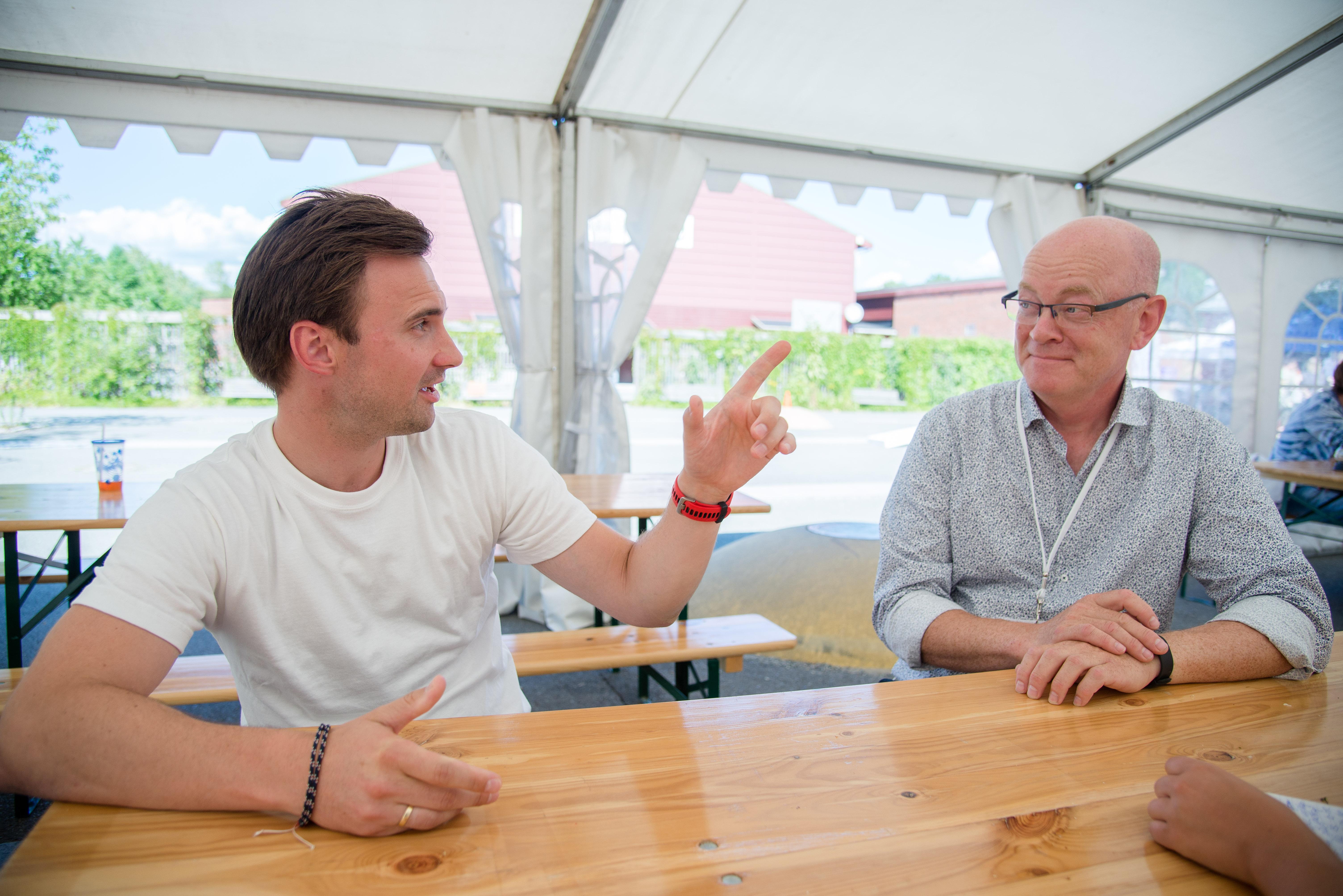 Vollen, Asker 26.07.2018.
Festinord er en festival for single mormonere i alderen 18-30 år. Festivalen arrangeres hvert år i et av de nordiske landene, i år på Vollen i Asker.
Arrangørene Dag Aanesen og Benjamin Weggesen er fornøyde med årets festival. 
Fem av de 550 deltakerne er Maauo Mallamaa, Tommi Ryynänen og Jon Byskov fra Finland liker seg i norgesvarmen. Mina Mariell Waal og Karoline B. Rydgren fra Norge syntes det er topp at festivalen arrangeres i Norge.
Foto: Joakim S. Enger