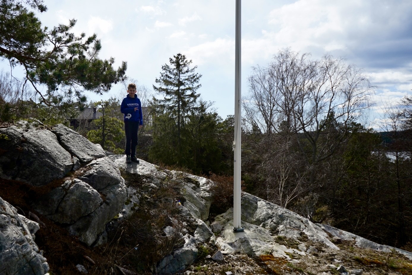 Julias yngste sønn Ivan utenfor huset de nå bor i ved Stahelle.