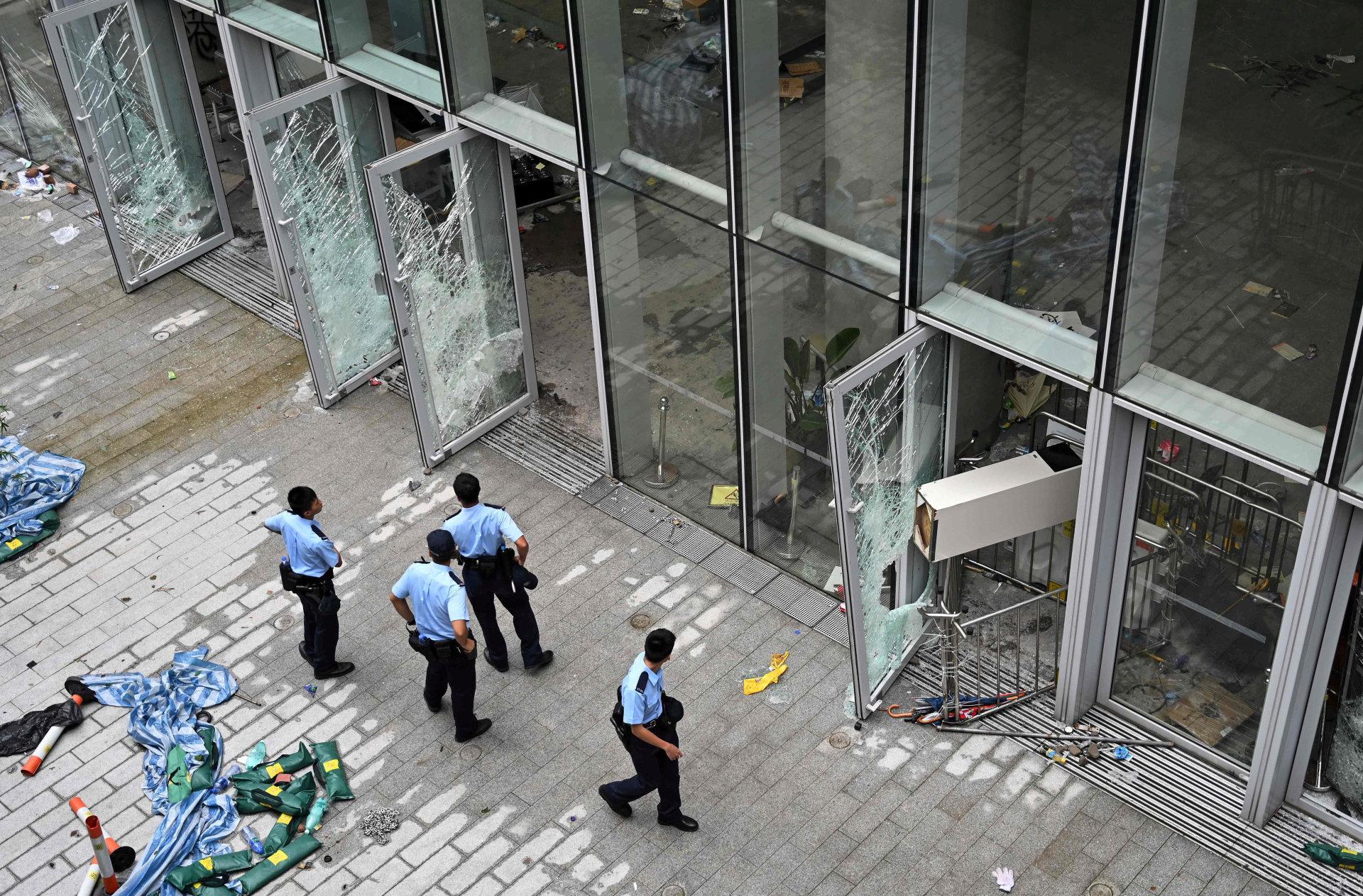 Dagen etter: Polititet utenfor den lovgivende forsamlingen i Hongkong, en dag etter at demonstrantene brøt seg inn i bygningen. FOTO: NTB SCANPIX