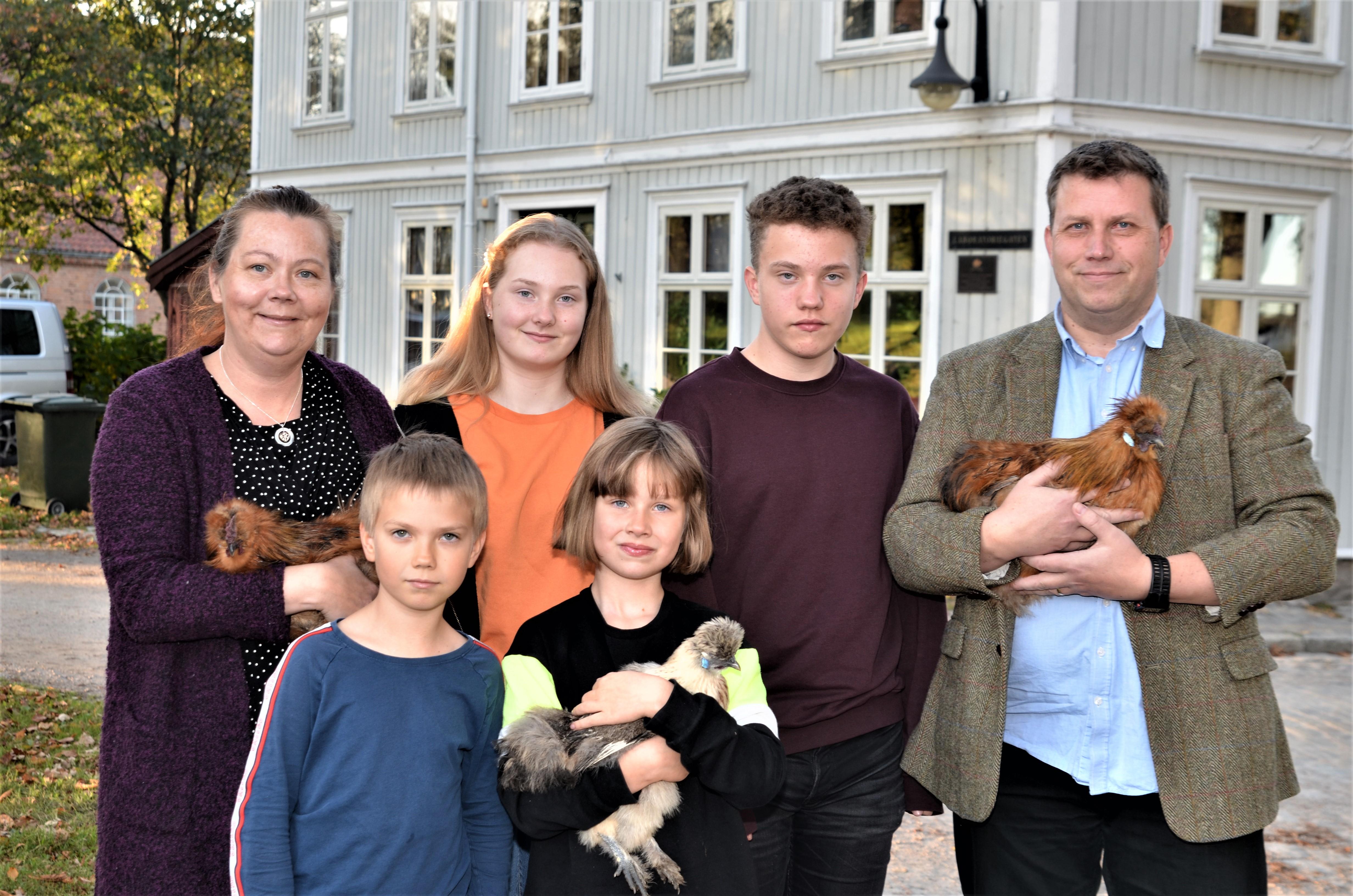 Familien Mynttinen stortrives i Gamlebyens sørlige del. Tina Cecilie og ektemannen Jari har sammen med barna Caia, Liam, Kian og Dali sitt drømmehjem i festningsbyen.