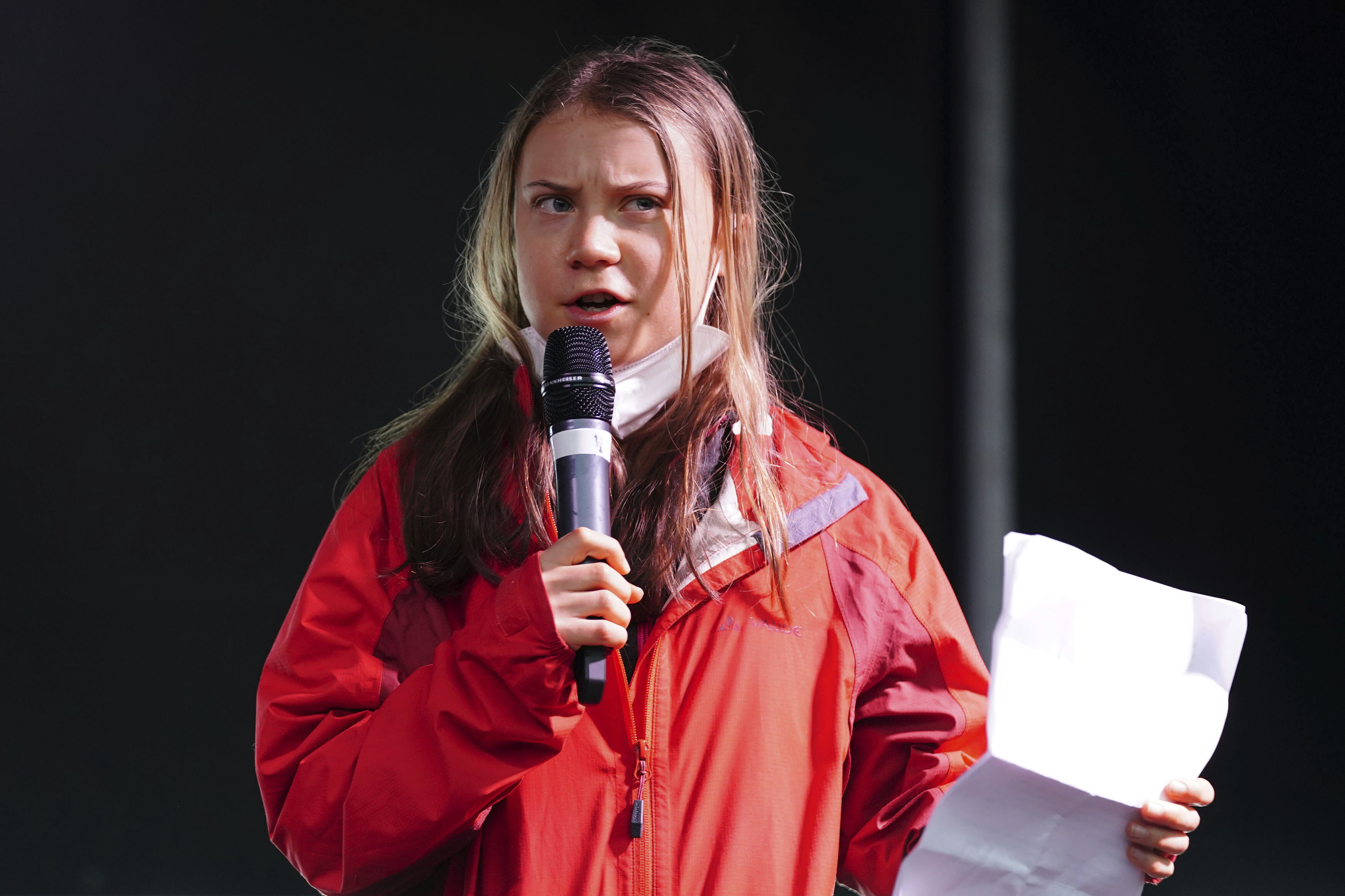 Klimaaktivisten Greta Thunberg langer ut mot klimatoppmøtet COP26 og kaller det for en fiasko selv om møtet bare er halvveis. Foto: AP / NTB