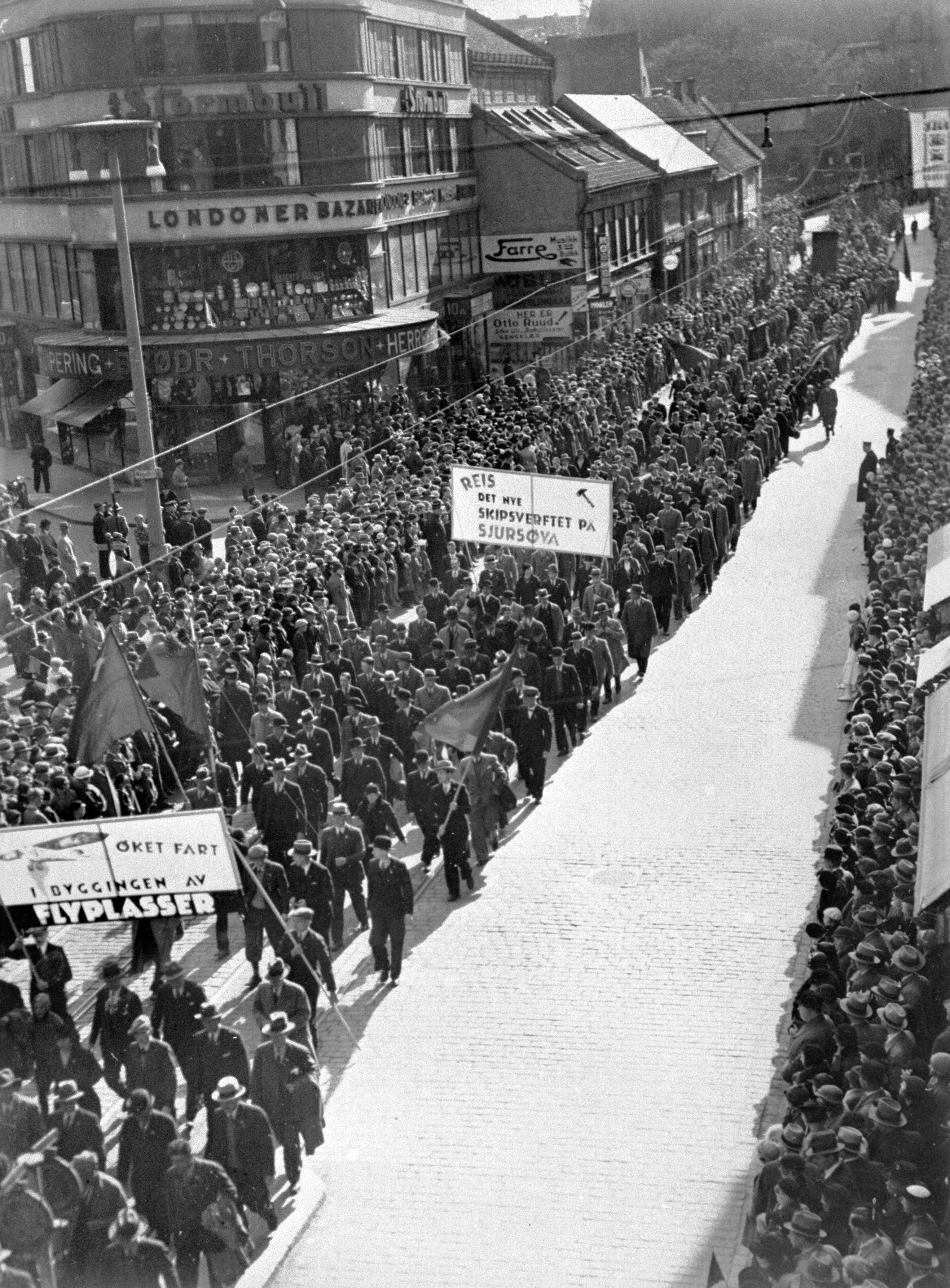 Det ble reist sterke krav om skipsverft til Sjursøya på 1930-tallet. Demonstrasjonstoget på vei oppover Storgata 1. mai 1935 med parolene «Øket fart i byggingen av flyplasser» og «Reis det nye skipsverftet på Sjursøya»