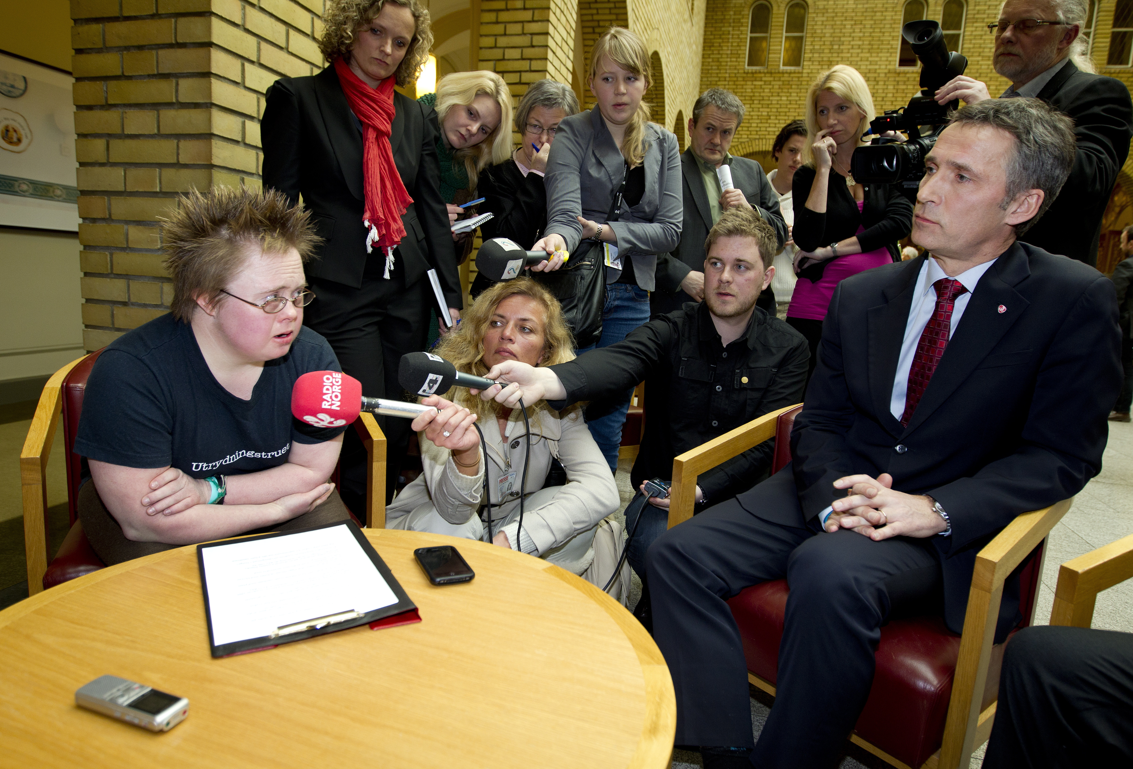 Marte Wexelsen Goksøyr møter Stoltenberg i vandrehallen