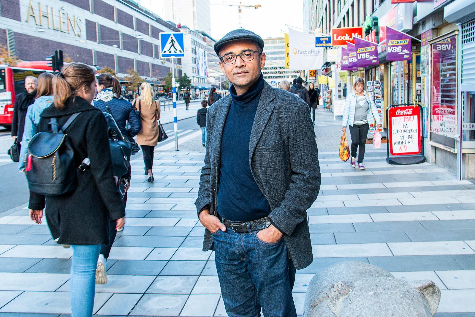 Tidigare hinduprästen Rahil Patel mitt i Stockholmsvimlet. Han har gjort över 400 resor i Europa för att sprida hinduismen. Nu är han glad att få komma tillbaka och i stället berätta om sin kristna tro.