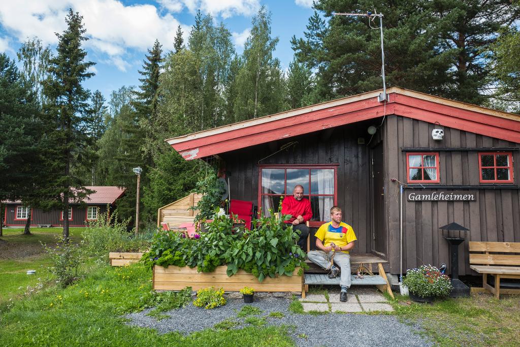 Hans Lundmo og Steinar Holshagen Bjørnestad soner sammen på Slidreøya i Valdres. De bruker fritida si på å ruste opp hytta, selv om den kanskje skal rives. 