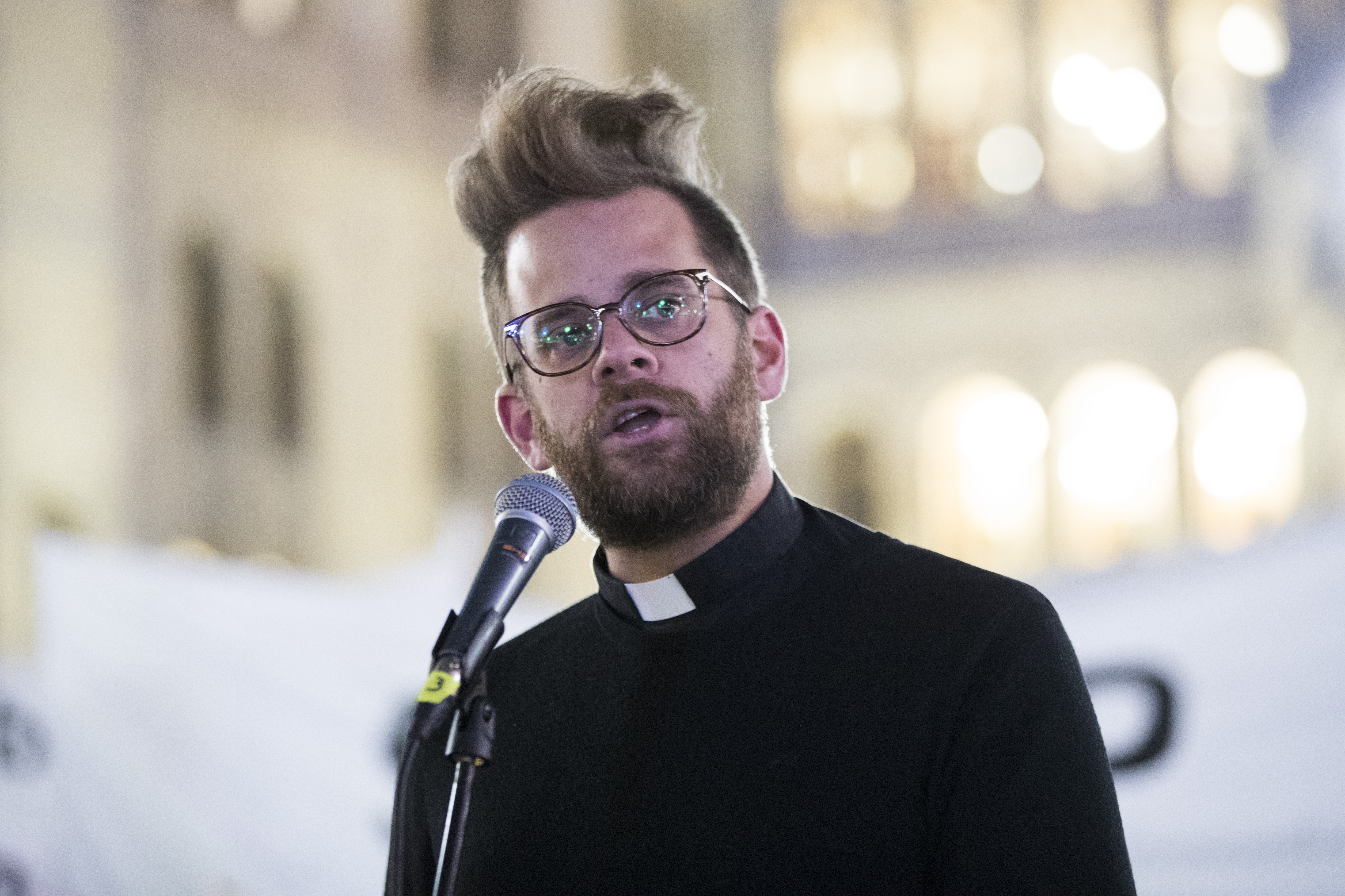 Oslo  20171120.
Kapellan Petter Normann Dille holder appell på Eidsvolls plass utenfor Stortinget i Oslo under markeringen for stans i utsendelse av flyktninger til Afghanistan.
Foto: Håkon Mosvold Larsen / NTB