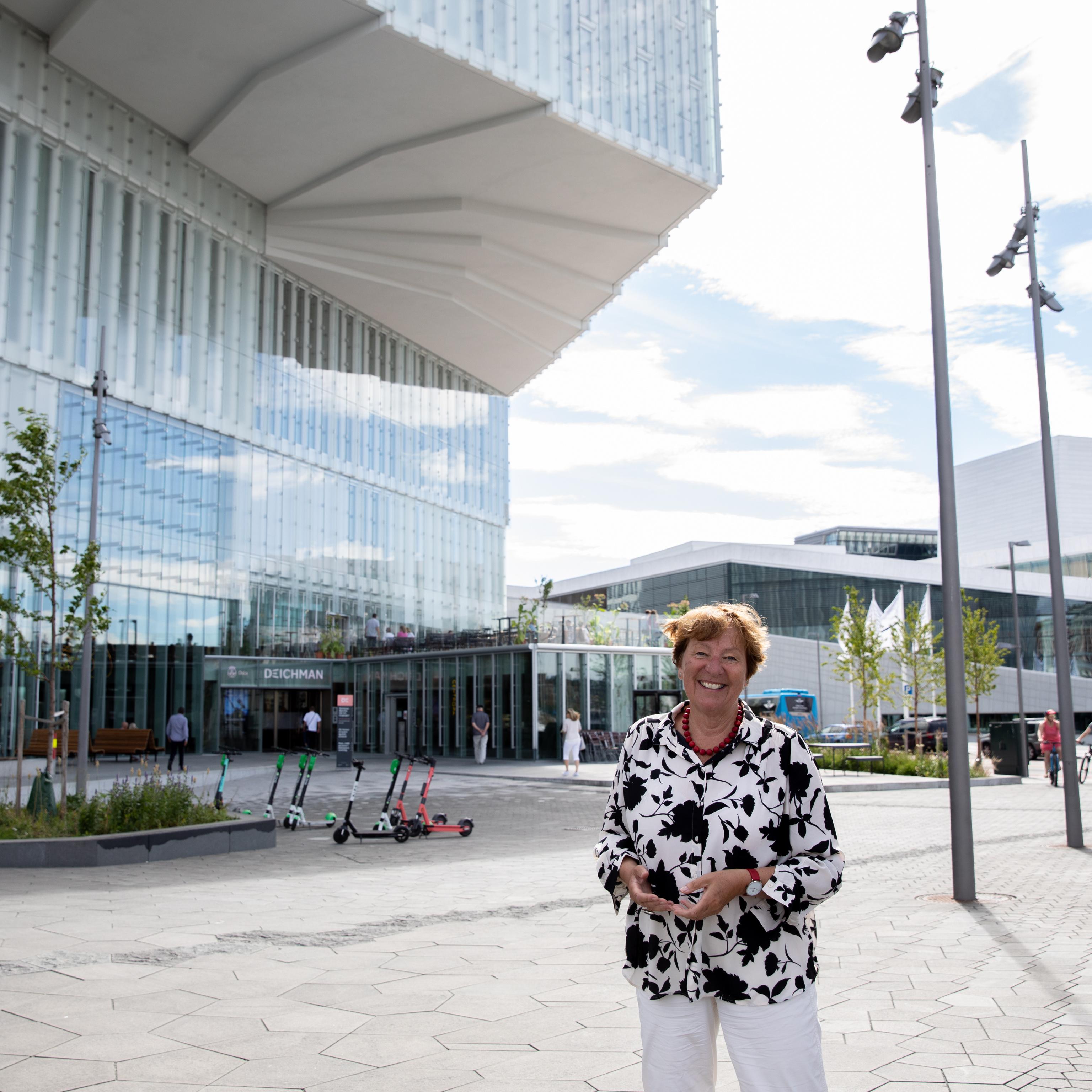 SV-ordfører Marianne Borgen utenfor Oslos nye bibliotek, Deichman Bjørvika.