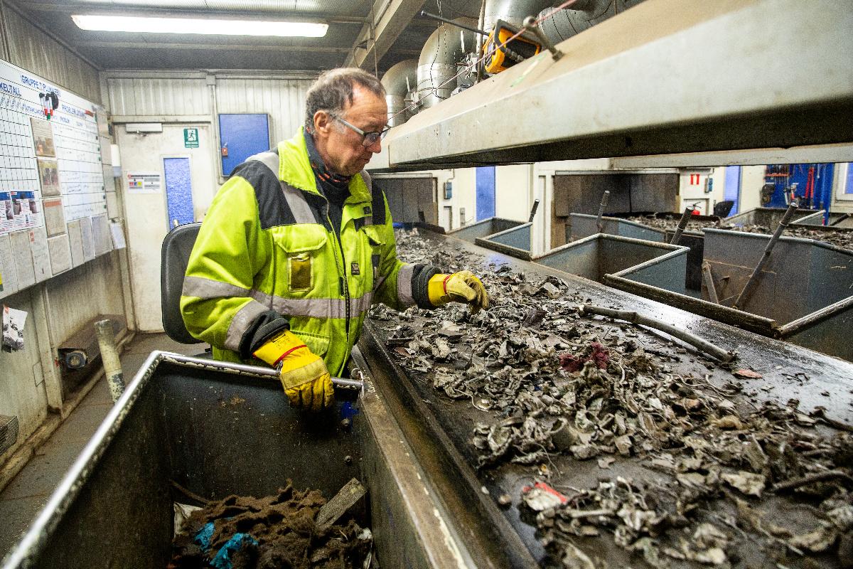 Adam Bartnik gjør den viktigste jobben på anlegget, mener fabrikksjefen. Han ser om kvaliteten på metallene fra shredderen er god, og han plukker ut jern og kobber for hånd.