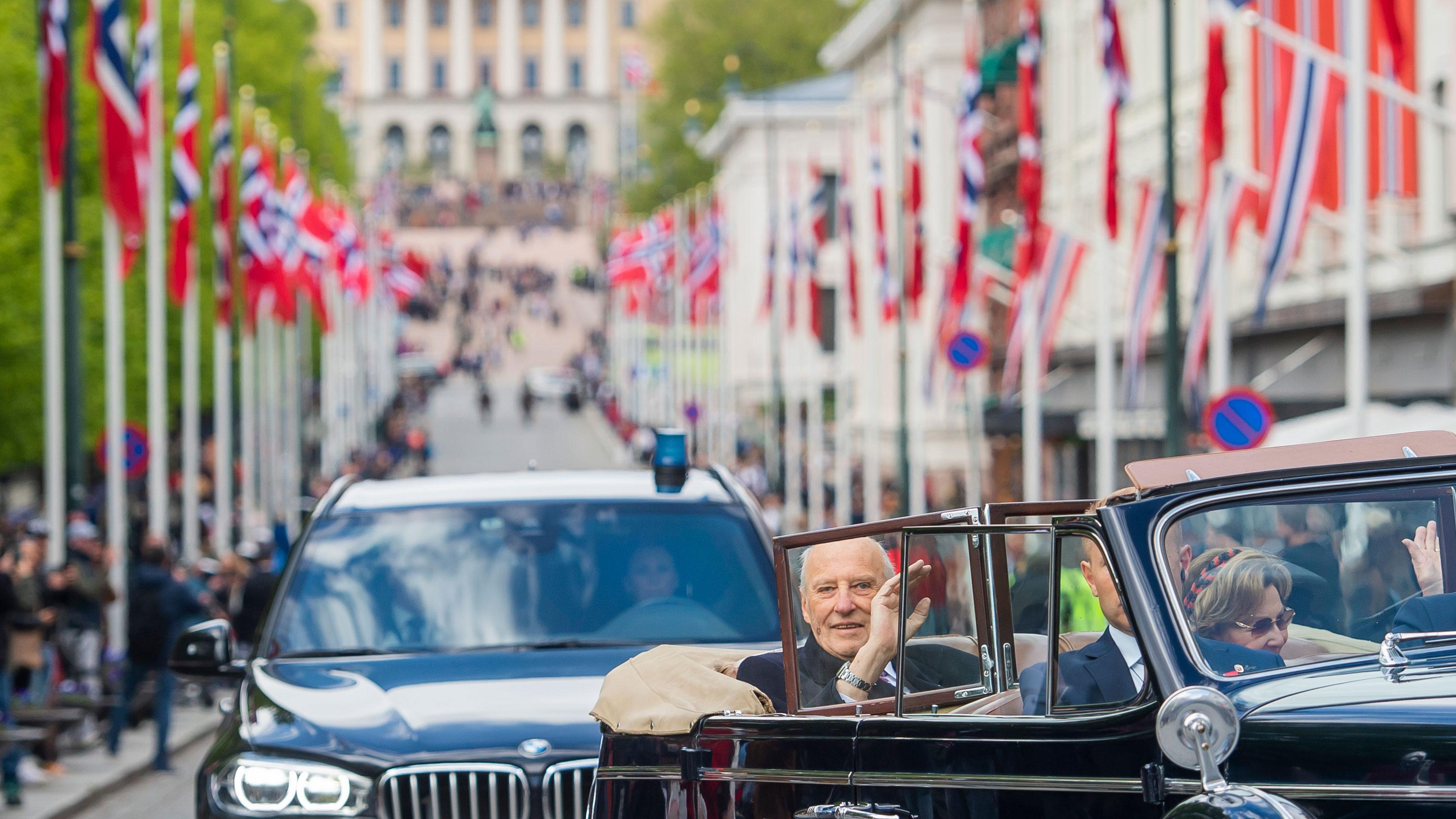 Bildet viser kongeparet som kjører rundt i Oslos gater 17. mai 2020.