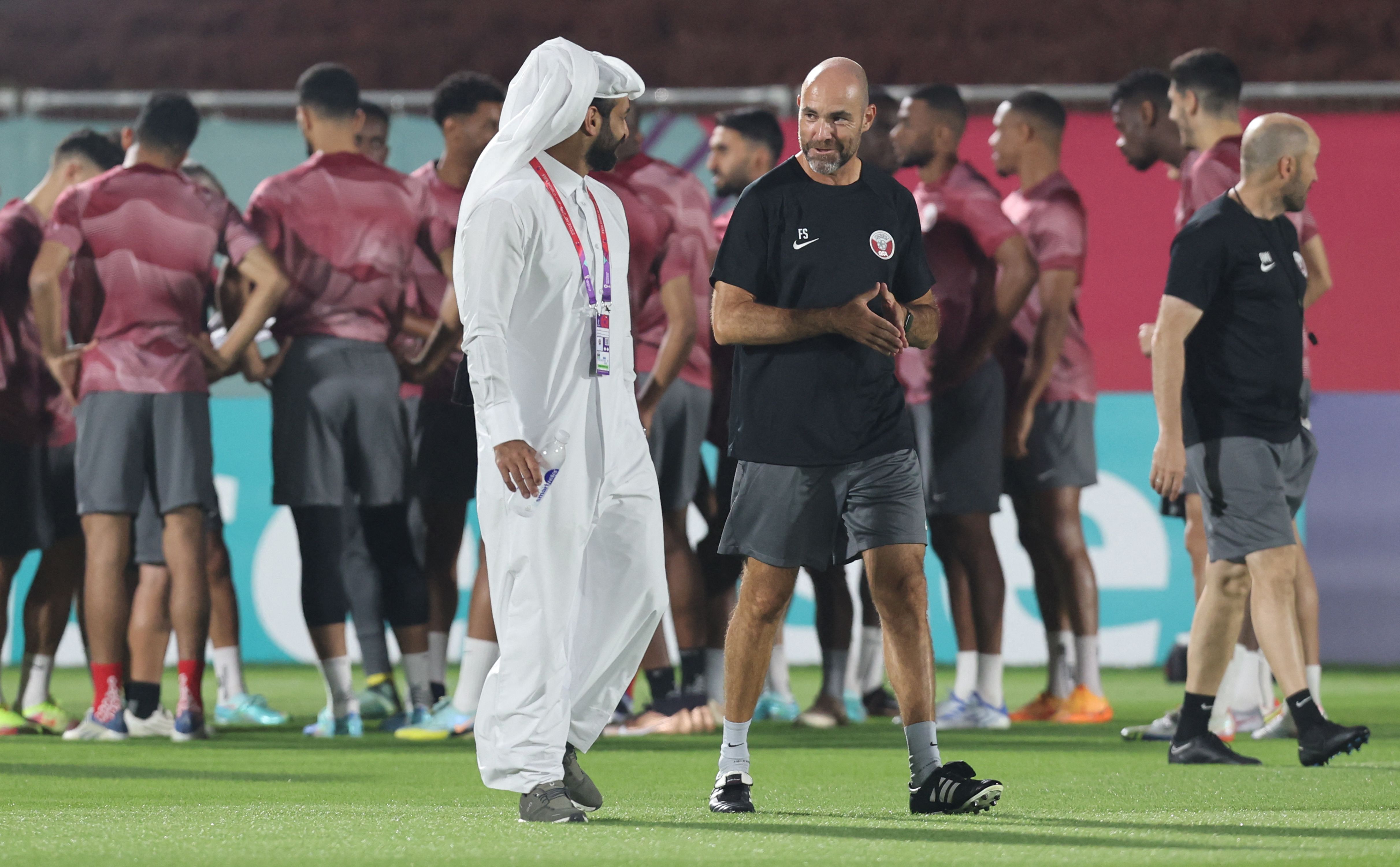 Qatars landslagssjef Felix Sanchez (t.h.) snakker med lagets talsmann Mohammed Salem foran en treningsøkt i Doha.