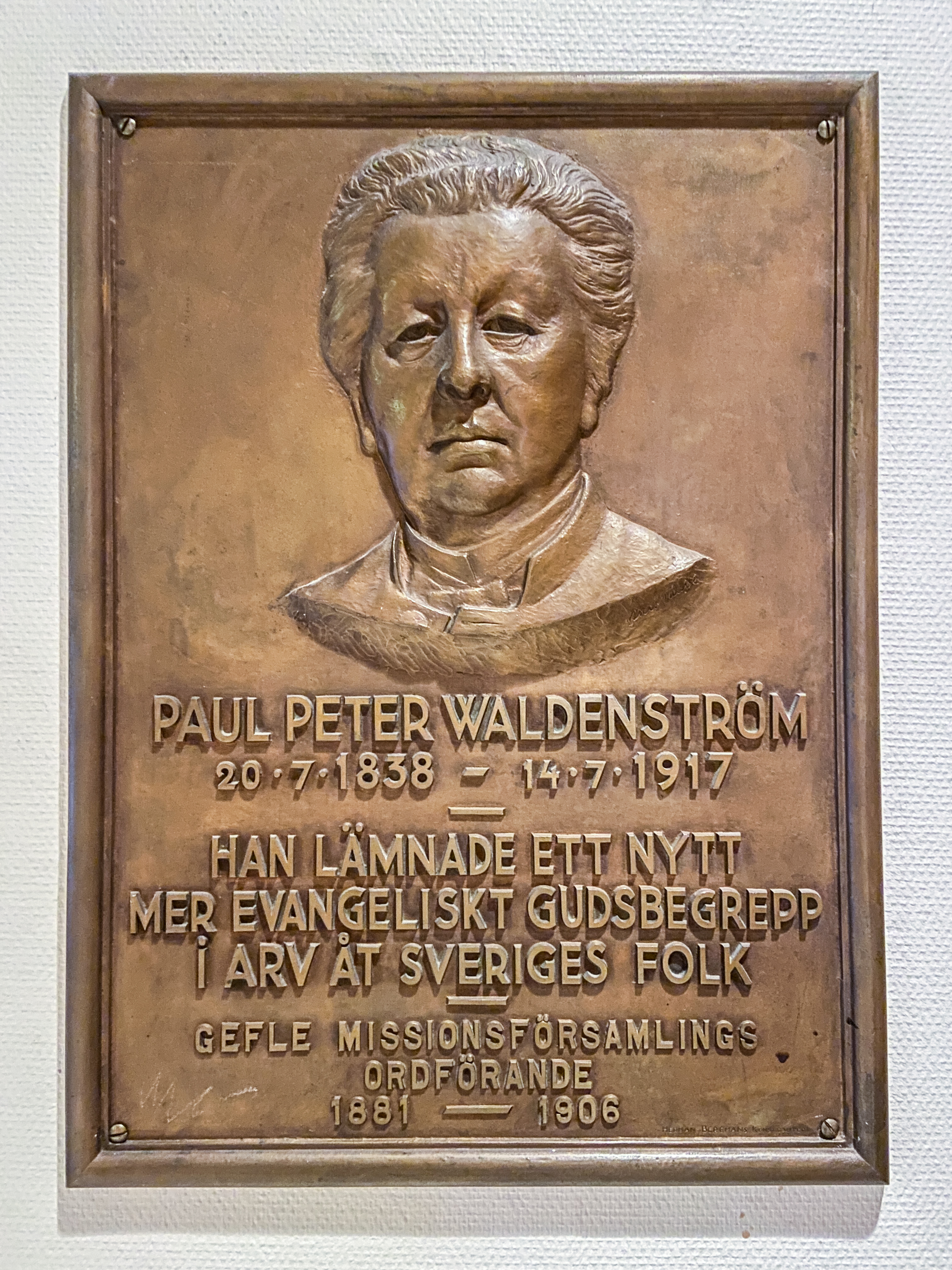 Frikyrkopionjären Paul Peter Waldenström (1838–1917) var i många år en del av Betlehemskyrkan i Gävle. I kyrkans foajé hänger ett stort minnesporträtt i relief formgivet av konstnären Astri Taube, maka till nationalskalden Evert Taube.