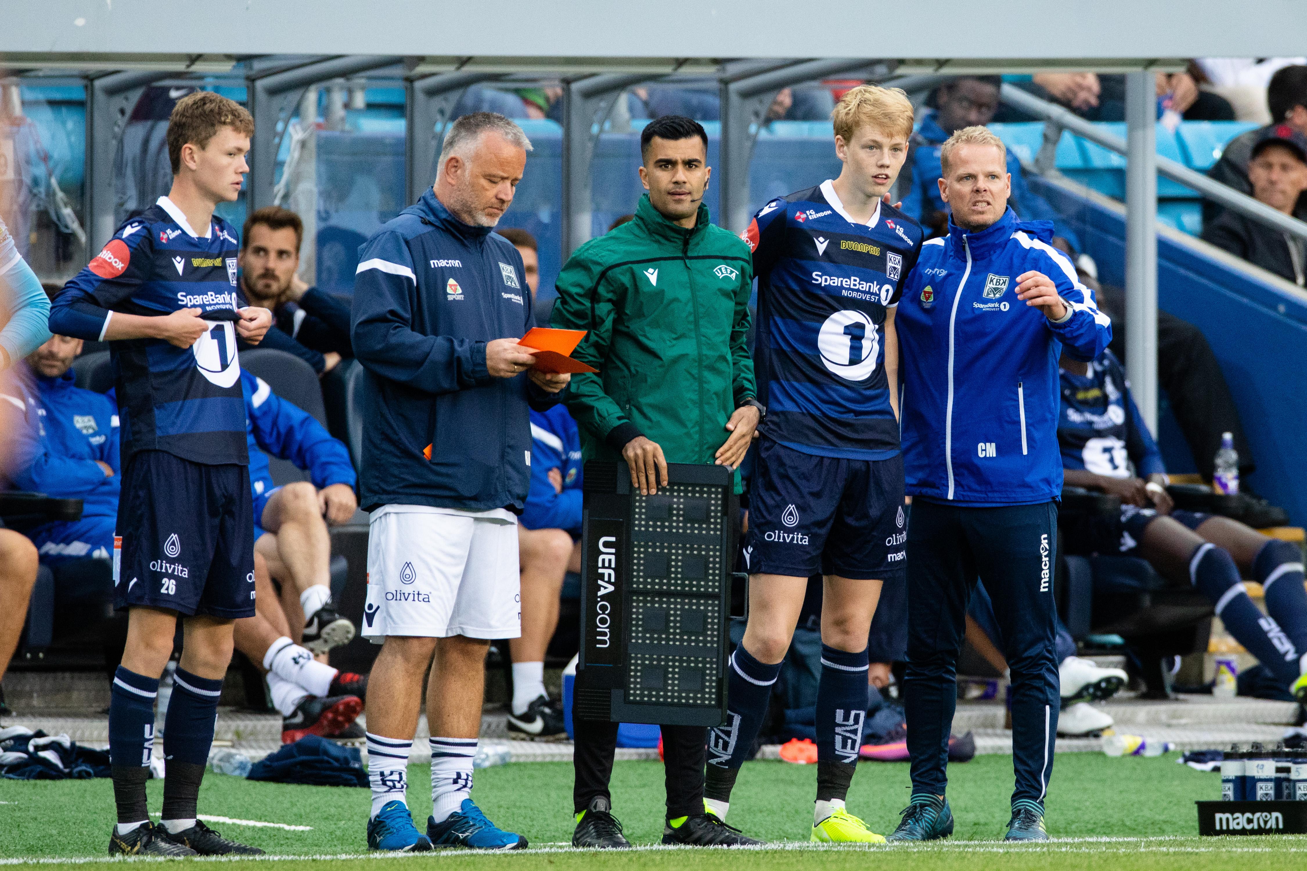 Oslo  20190730.
Kristiansunds Max Williamsen (t.v.), Noah Solskjær (nr. to fra høyre) og trener Christian Michelsen (t.h.) under treningskampen i fotball mellom Kristiansund og Manchester United på Ullevaal stadion tirsdag kveld.
Foto: Audun Braastad / NTB scanpix