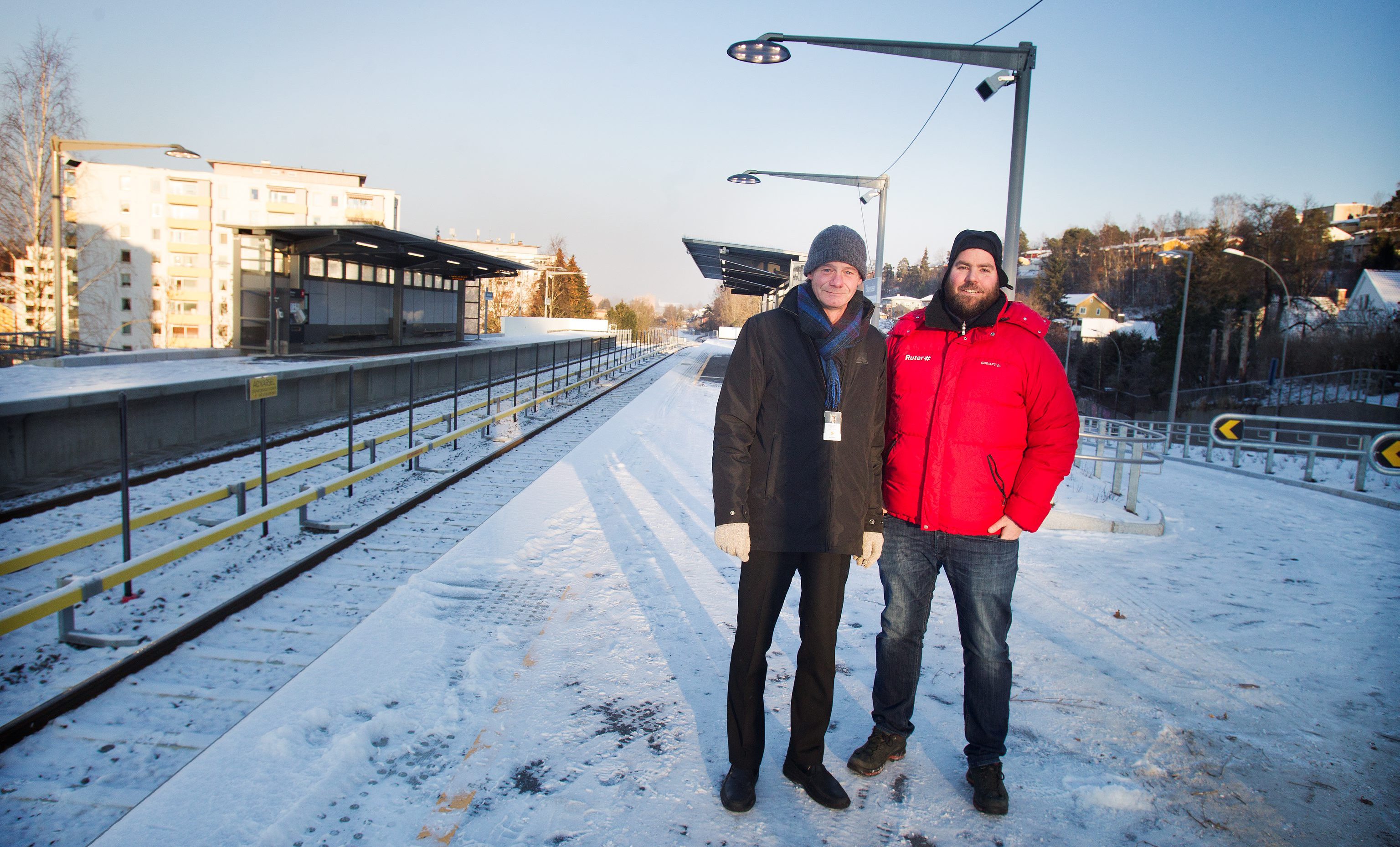 Kommunikasjonssjef Cato Asperud i Sporveien kommunikasjonsrådgiver Øystein Dahl Johansen i Ruter besøker Skøyenåsen som åpner igjen søndag. FOTO: ARNE OVE BERGO