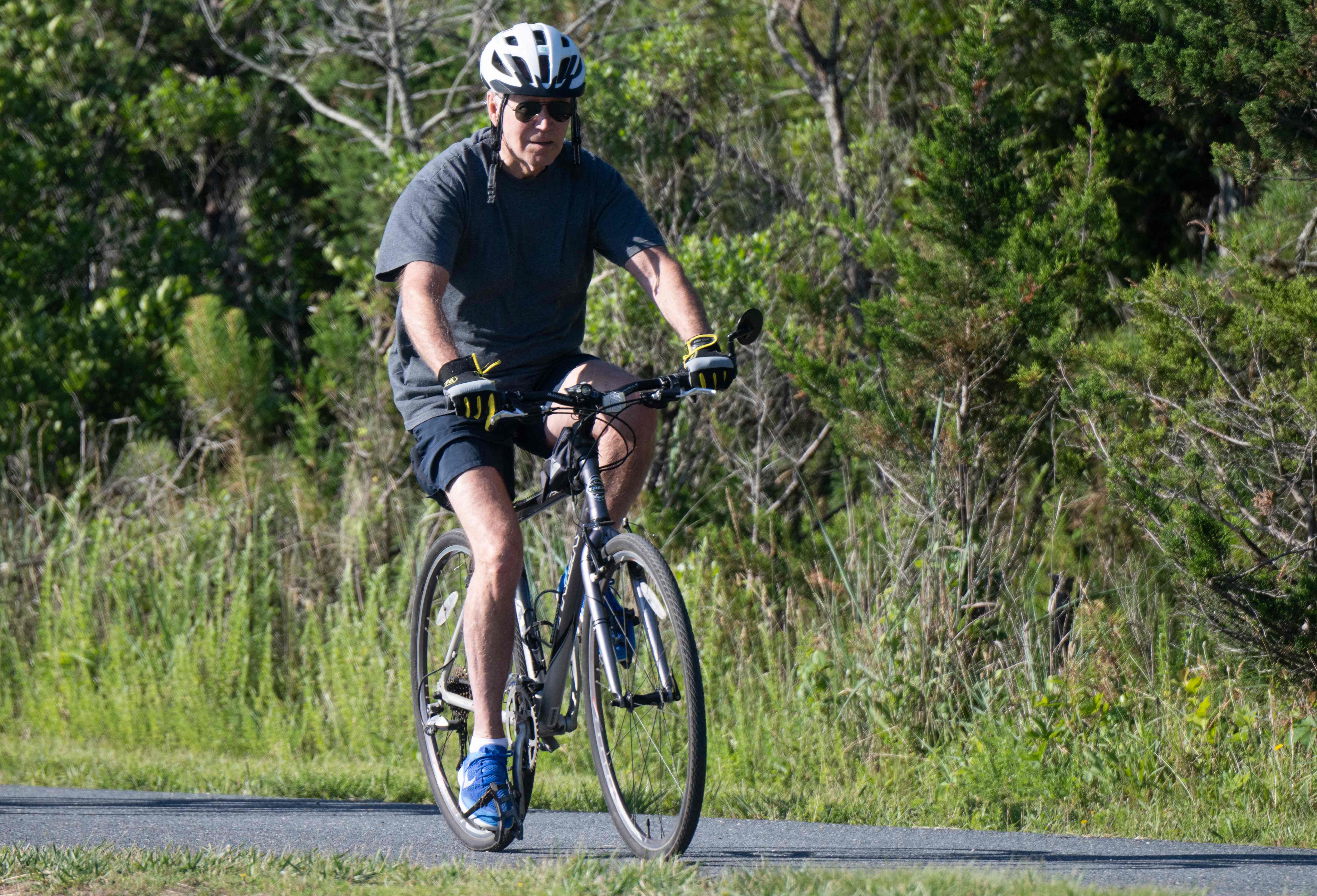 USAs president Joe Biden på sykkel sist lørdag hjemme i Delaware.