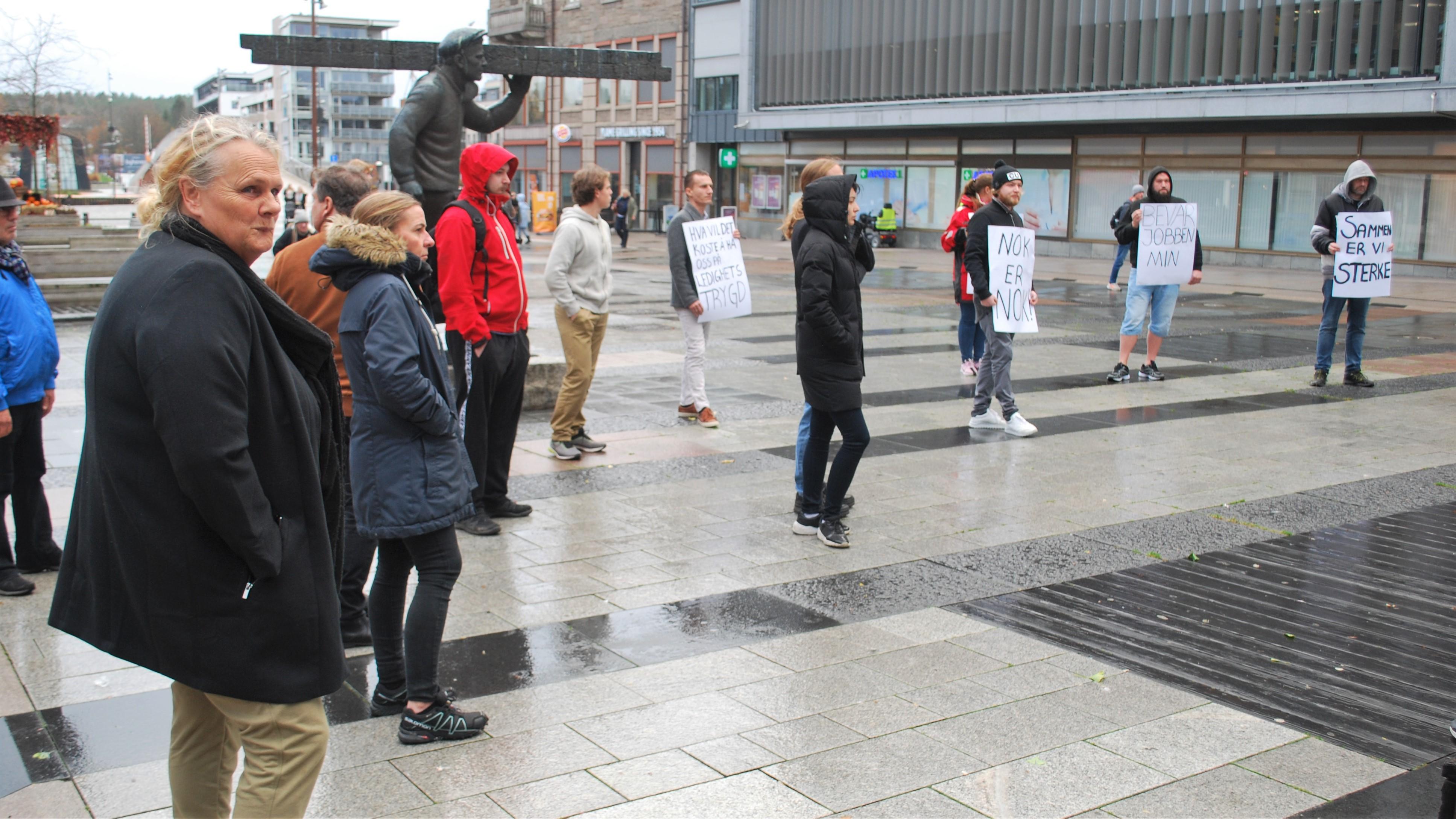 En håndfull representanter fra utelivet i Fredrikstad møtte opp på mandagens demonstrasjon på Stortorvet. – Hele bransjen i byen stiller seg bak, sier Ingvild Rødje (t.v.)