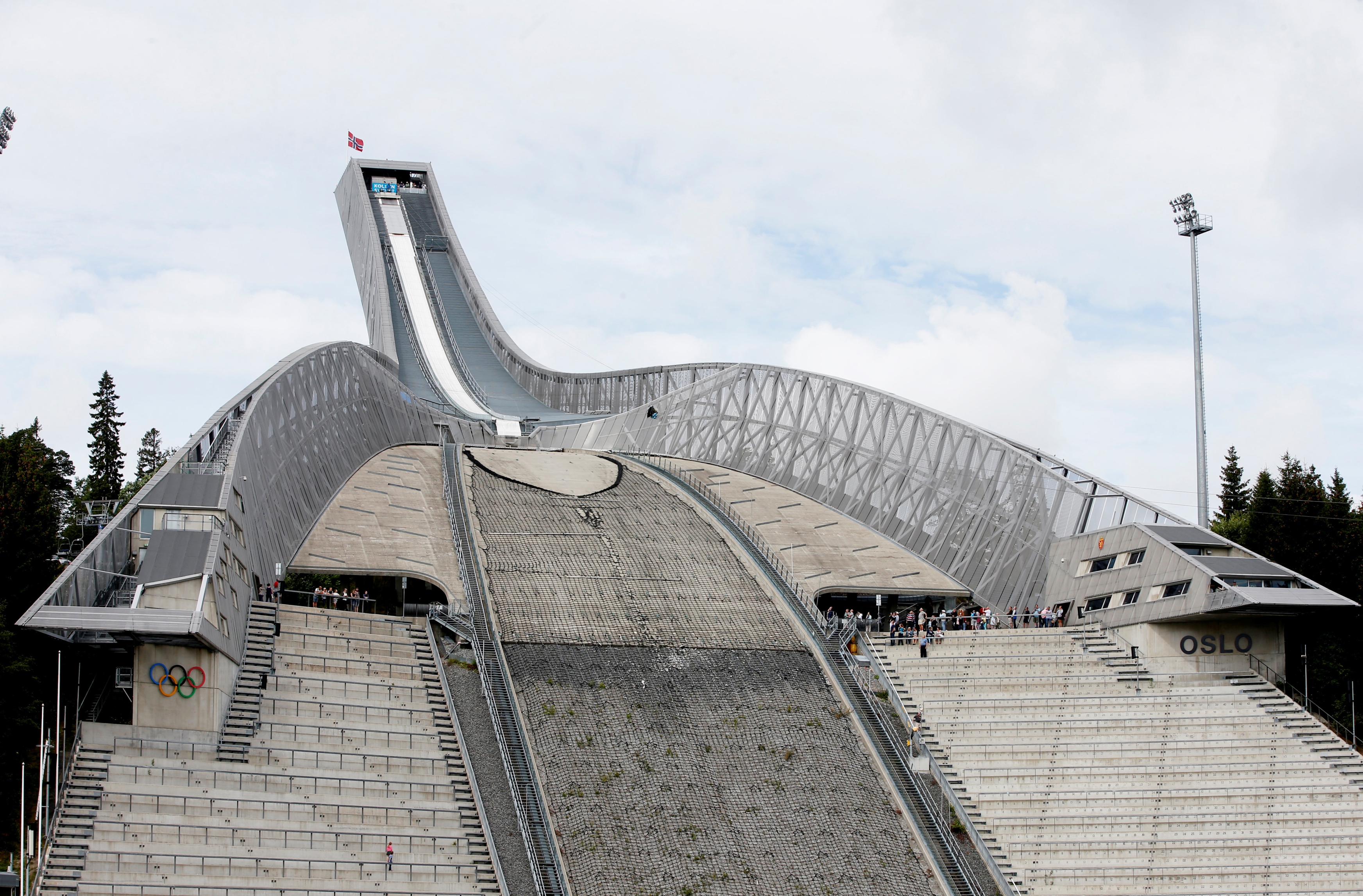 Holmenkollen: Hoppbakken er et av Oslos landemerker og en av de største turistattraksjonene.