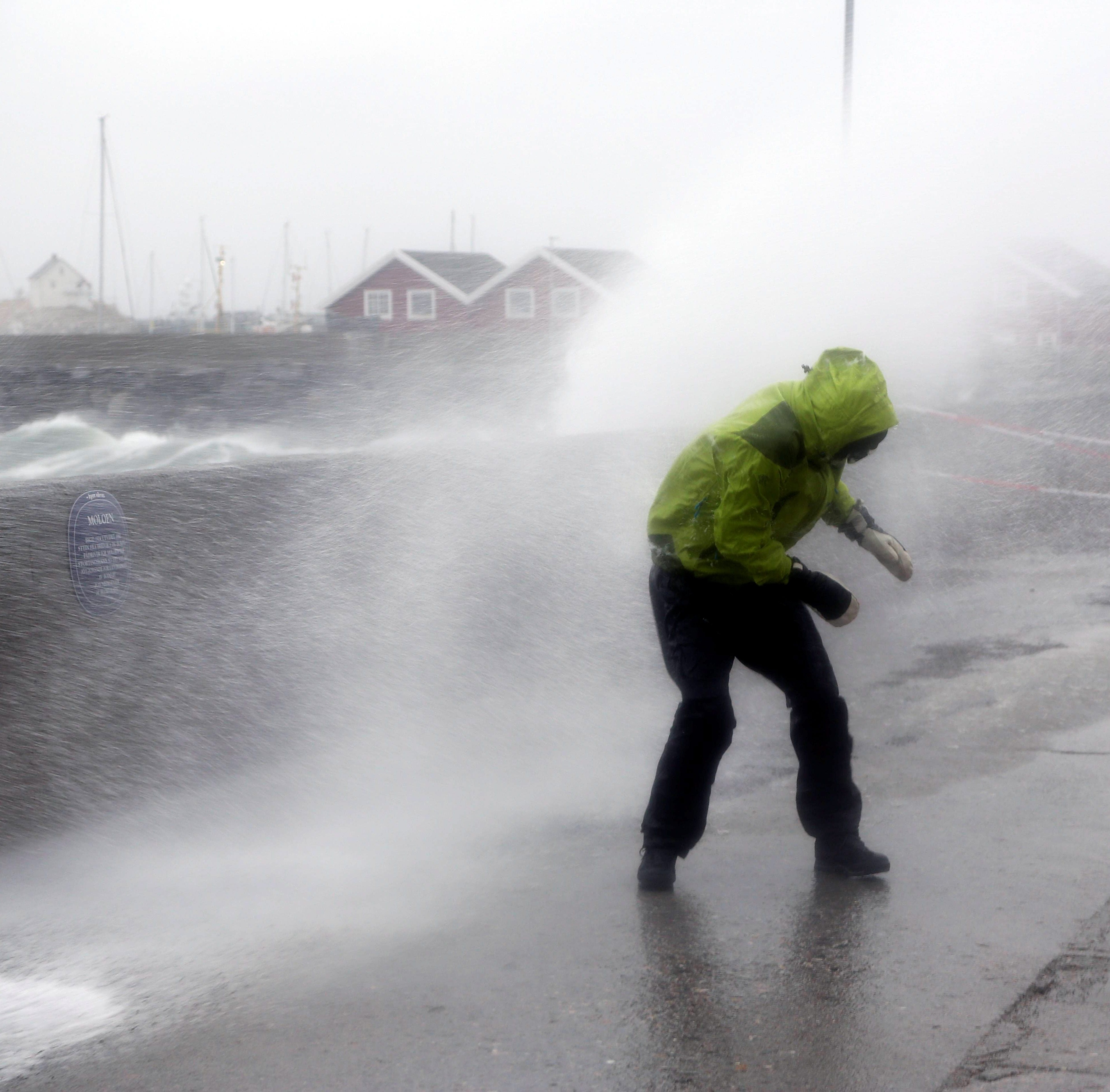 Både de som stemmer Ap, SV, KrF, Venstre og Miljøpartiet De Grønne oppfatter nå klimaendringene som Norges største utfordring. Ekstremvær, slik som «Ole», som traff Nord-Norge i februar, har bidratt til den økte uroen, mener TNS Gallup. FOTO: MARIUS HELGE LARSEN/NTB SCANPIX