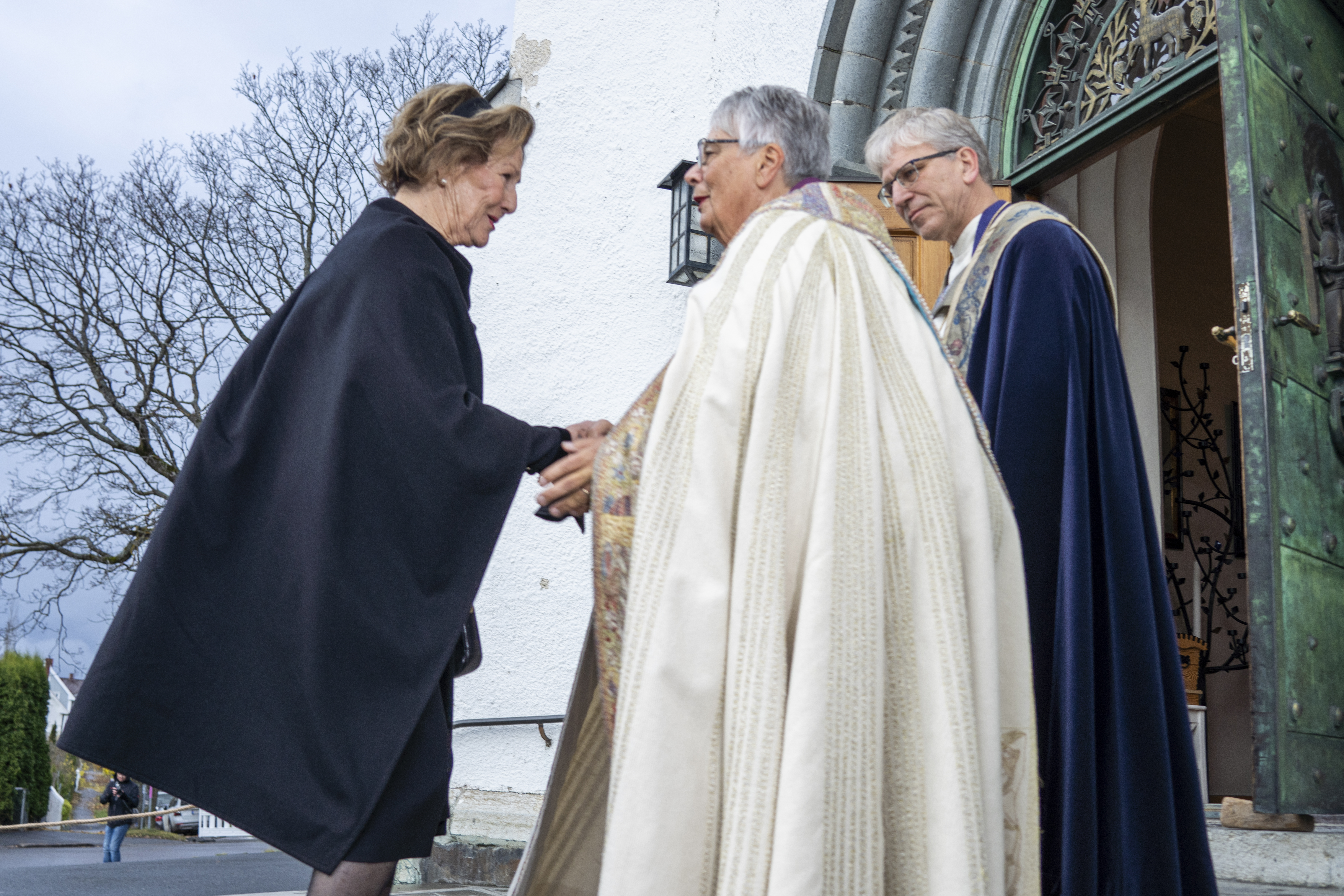 Dronning Sonja hilser på biskop Solveig Fiske  og preses Olav Fykse  i forbindelse med at Biskop Rosemarie Köhn begraves fra Hamar domkirke.  Statsforvalter Knut Storberget t.v.