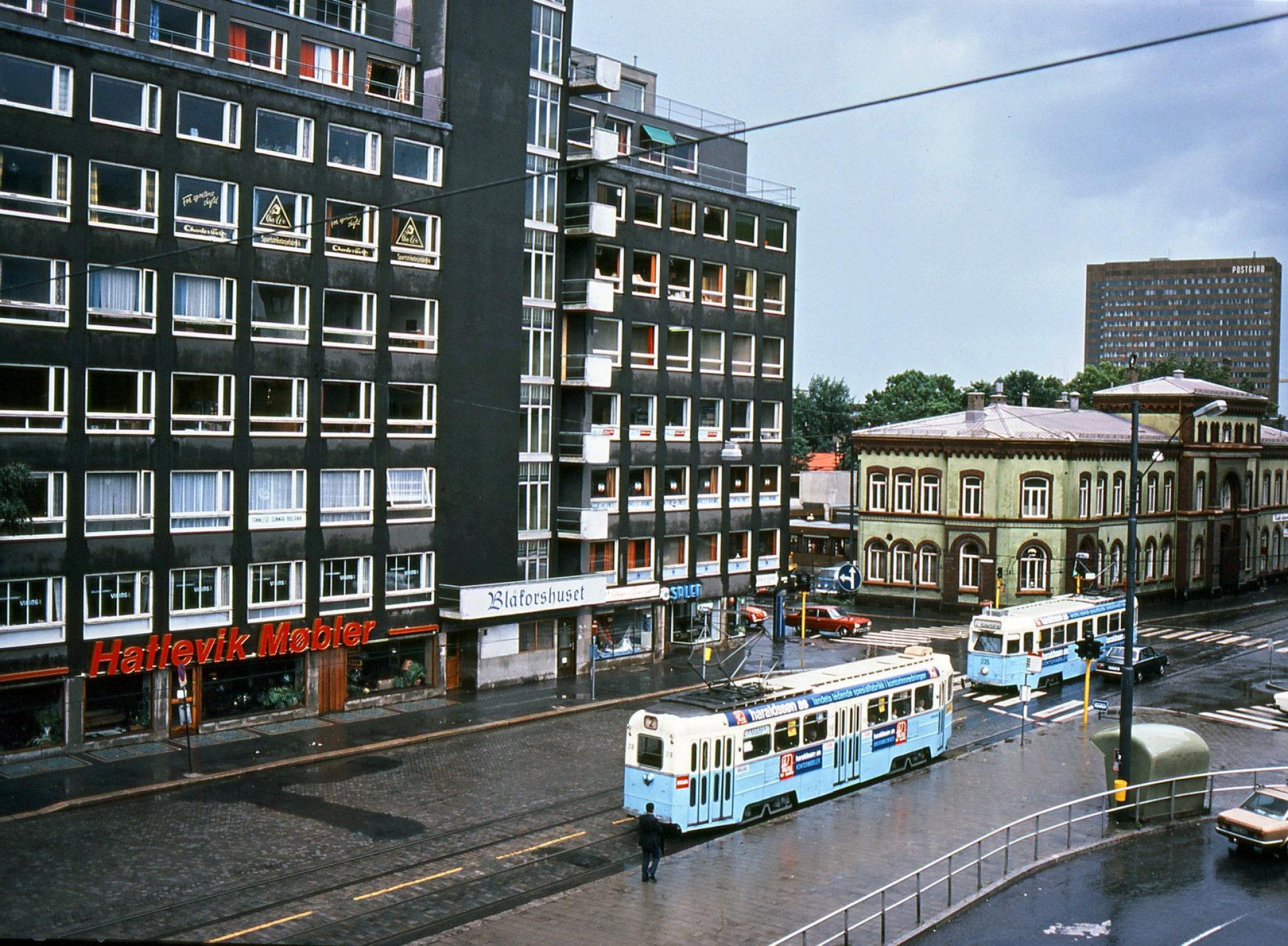 Trikken kjører forbi Gassverkets gamle administrasjonsbygg i krysset Storgata 36 i 1986. Bygningen er fra 1883.