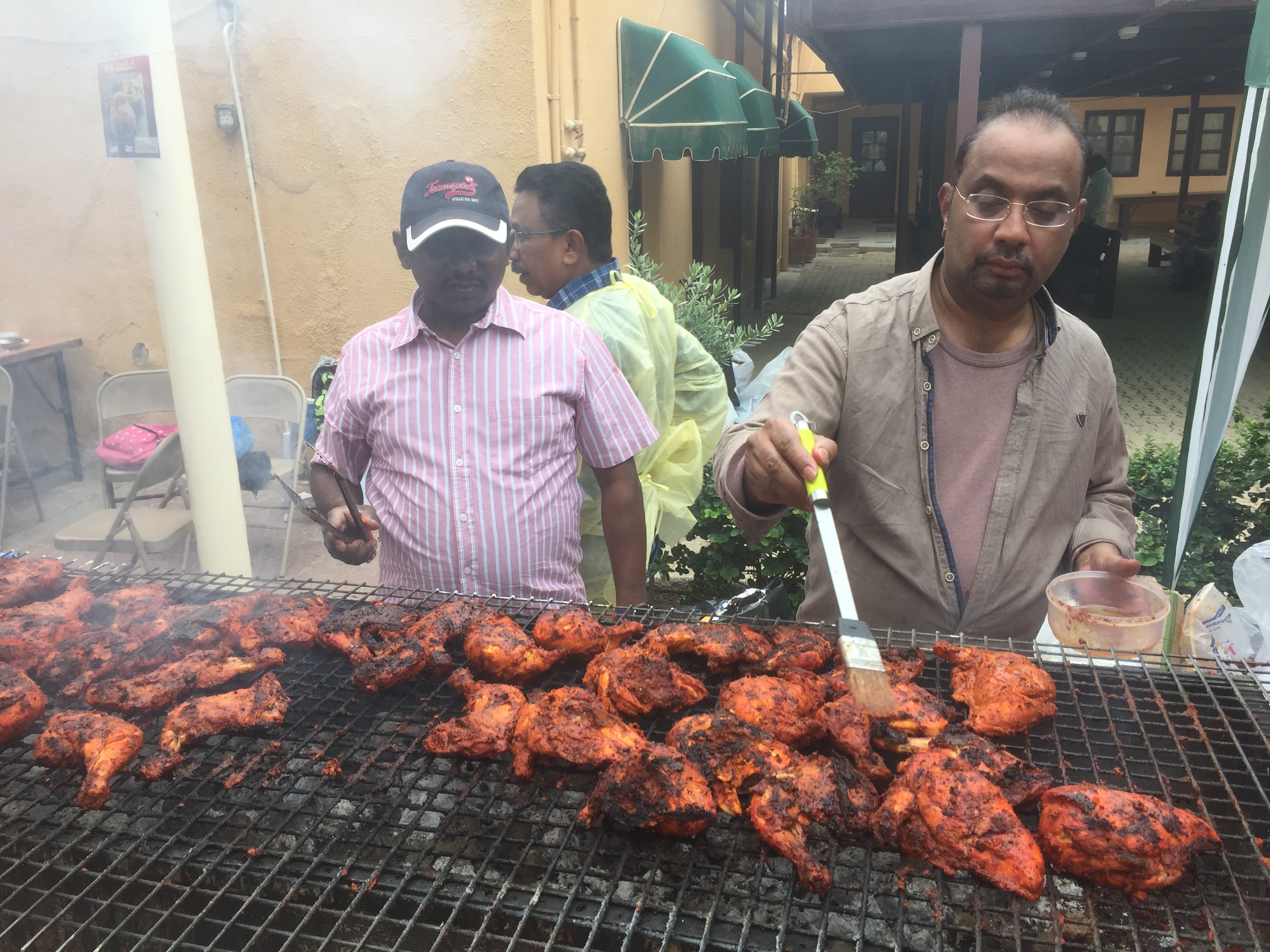 Kyckling grillas under Telugu Kristna Församlings skördefest.