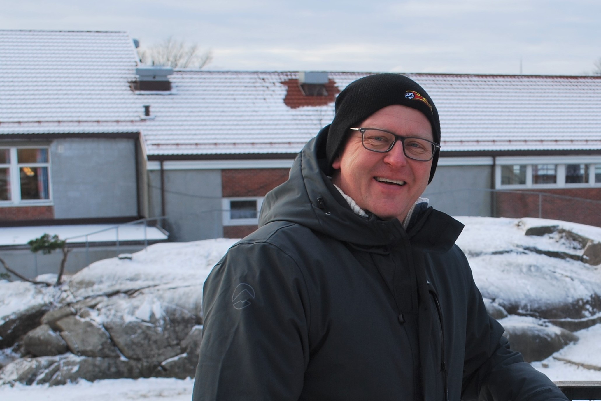 Rektor Morten André Johnsen Rummelhoff ved Trara skole foran gymsal-bygget som skal få solcelleanlegg på taket innen sommeren 2021.