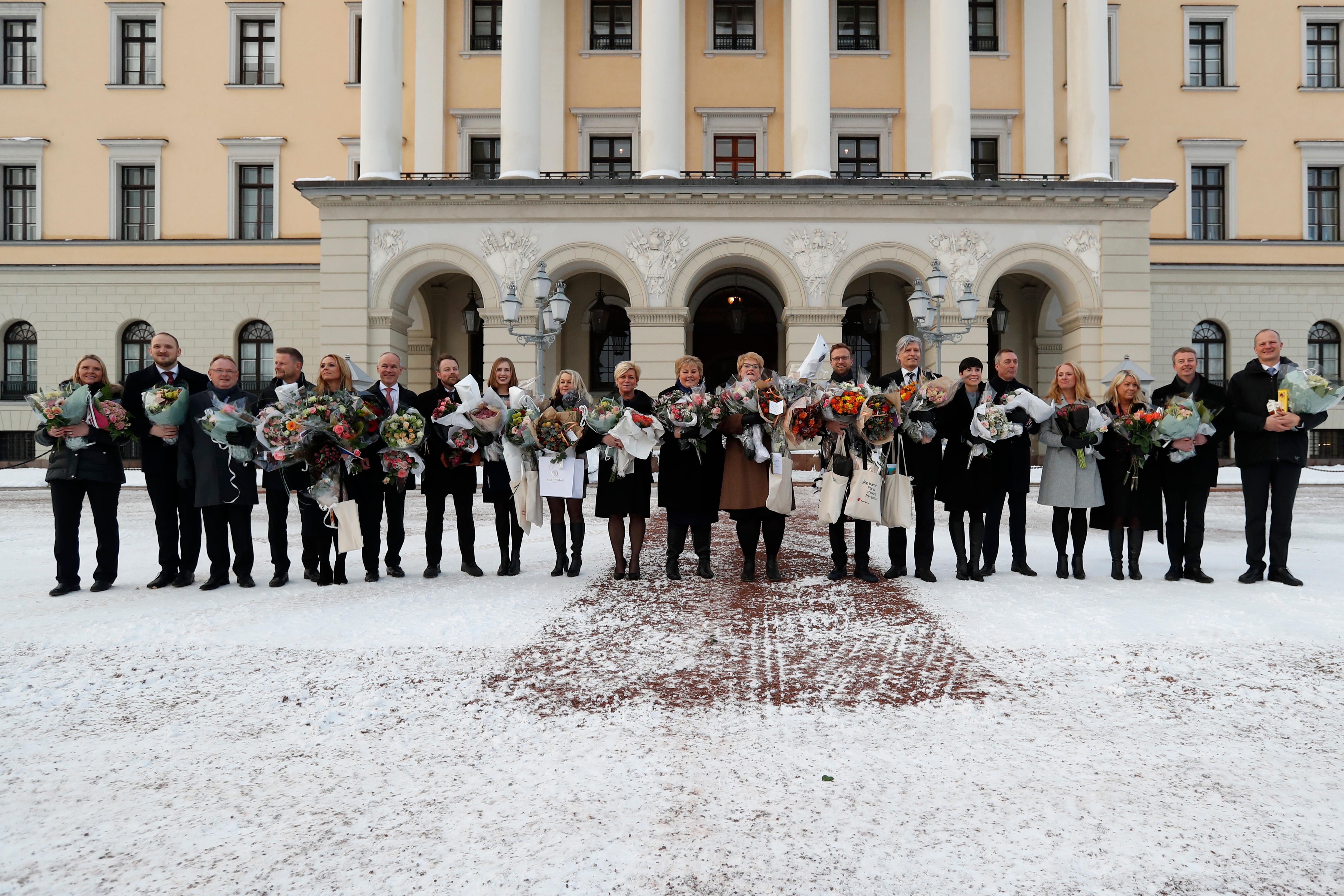 OSLO  20180117.
Regjeringen Solberg på Slottsplassen etter ekstraordinært statsråd på Slottet. Statsminister Erna Solberg (H), finansminister Siv Jensen (Frp), kulturminister Trine Skei Grande (V), klima- og miljøminister Ola Elvestuen (V), minister for høyere utdanning og forskning Iselin Nybø (V), eldreminister Åse Michaelsen (Frp), bistands- og utviklingsminister Nikolai Astrup (H), justis- og innvandringsminister Sylvi Listhaug (Frp), barne- og likestillingsminister Linda Hofstad Helleland (H), kunnskapsminister Jan Tore Sanner (H), kommunal- og moderniseringsminister Monica Mæland (H), næringsminister Torbjørn Røe Isaksen (H), utenriksminister Ine Eriksen Søreide (H), forsvarsminister Frank Bakke-Jensen (H), helseminister Bent Høie (H), samferdselsminister Ketil Solvik-Olsen (Frp), arbeids- og sosialminister Anniken Hauglie (H), landbruks- og matminister Jon Georg Dale (Frp), fiskeriminister Per Sandberg (Frp) og olje- og energminister Terje Søviknes 
Foto: Cornelius Poppe / NTB scanpix