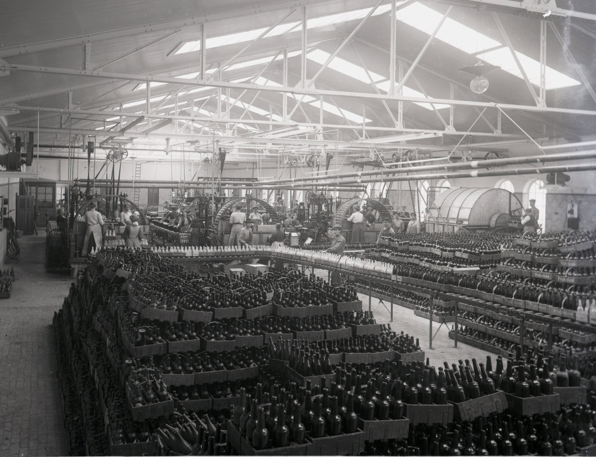 BRYGGERIER: Med industrialiseringen flyttet flere folk til byene, og bryggeriene overtok mye av ølbryggingen til jul. Her interiør fra Frydenlund bryggeri. FOTO: Anders Beer Wilse/ DEXTRA Photo/Norsk Teknisk Museum