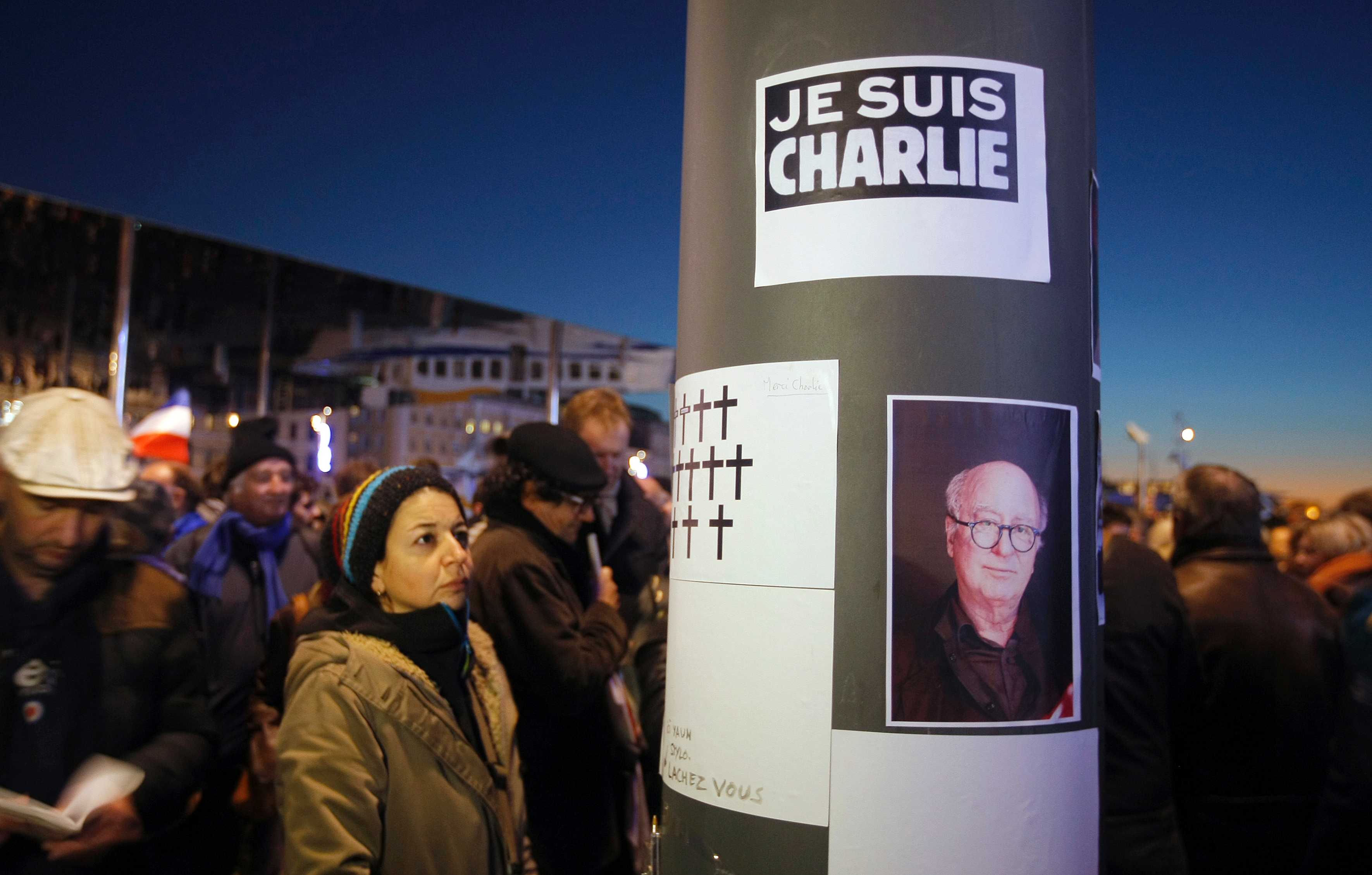 Charlie Hebdo lovar nya satirbilder