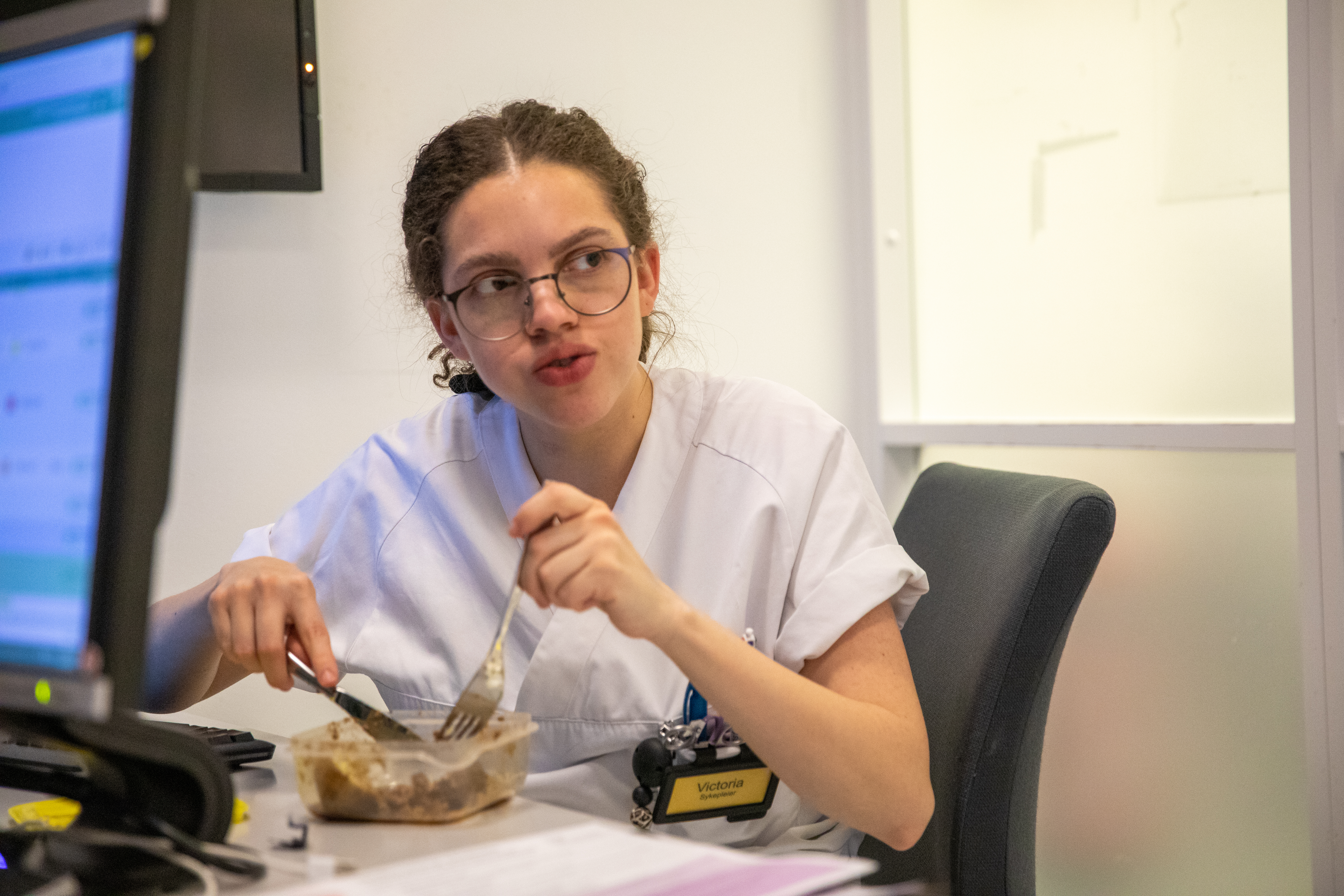 Over åtte timer etter at hun forlot hjemmet sitt, tar Victoria Catanho sin første matbit. Noen kollegaer forteller at de noen ganger ikke får tid til å spise en eneste gang under vakta.