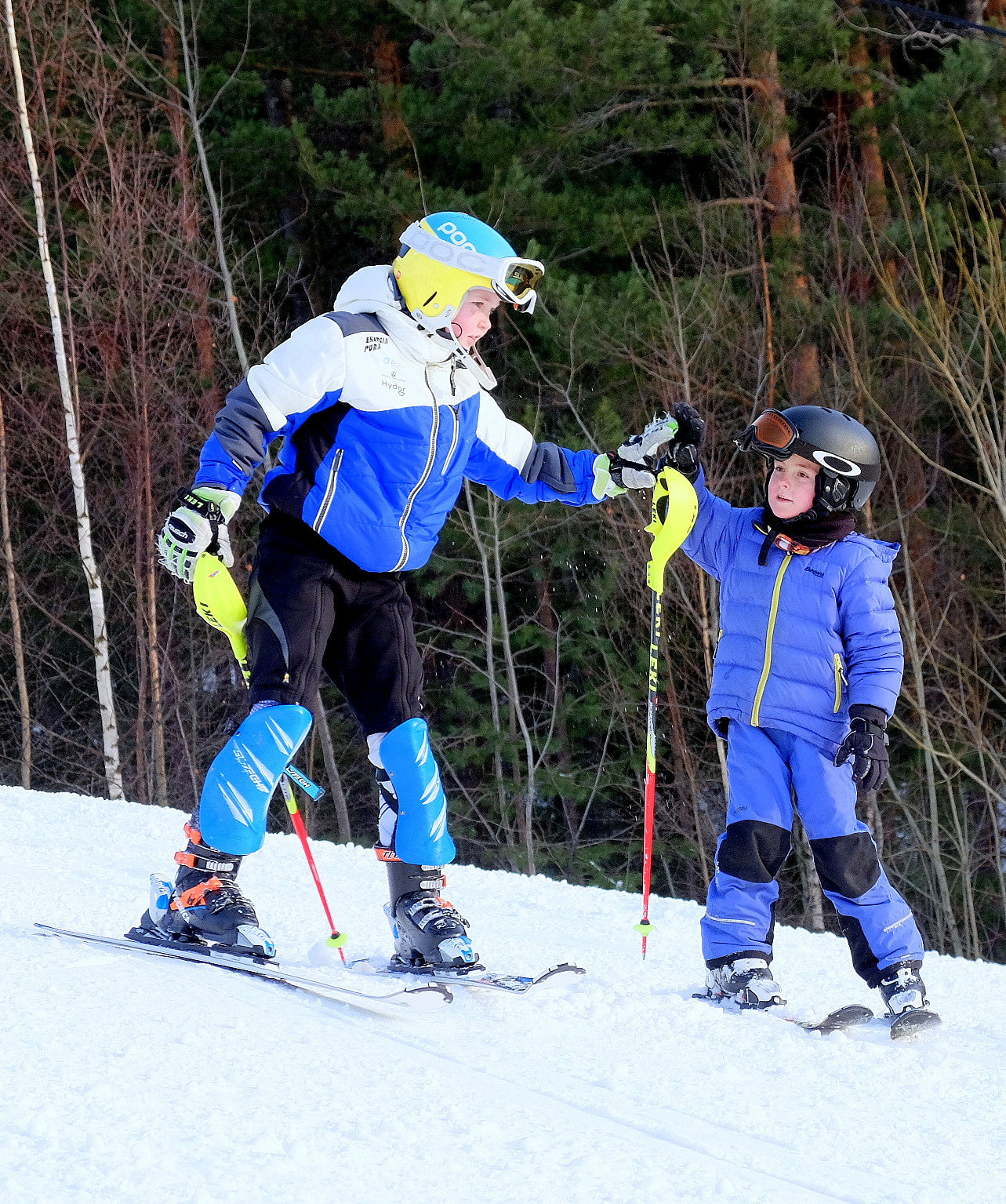 Gjør mester: Magnus Malmer-Høvik (5) oppmuntres av storebror Erlend. FOTO: KATRINE STRØM