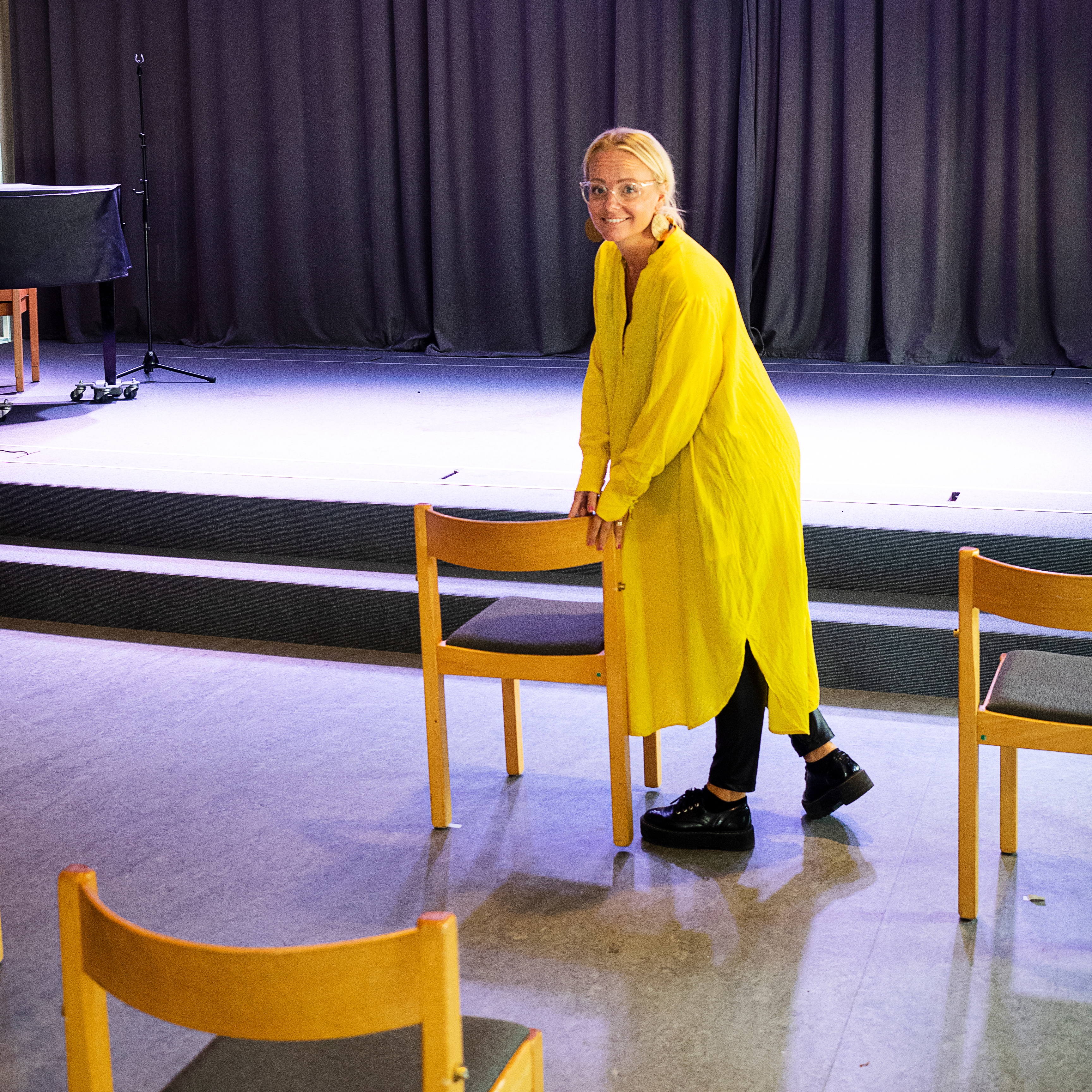 Anna-Kaisa Wahlin, pastor i Jönköping Pingst. "Provmöblering inför söndagen", skriver Pingst Jönköping på sin Facebooksida, där de lägger ut en bild på glest utplacerade stolar i församlingsvåningen.