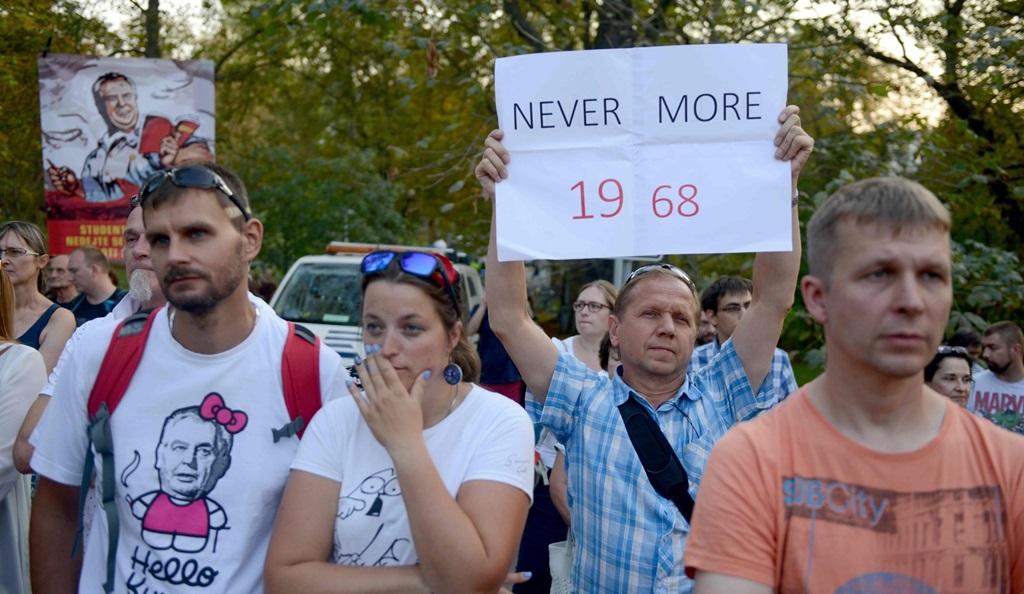 A man holds a placard during a demonstration to commemorate the 50th anniversary of the Soviet-led invasion of former Czechoslovakia in 1968 in front of the Russian embassy on August 20, 2018 in Prague. (Photo by Michal CIZEK / AFP)