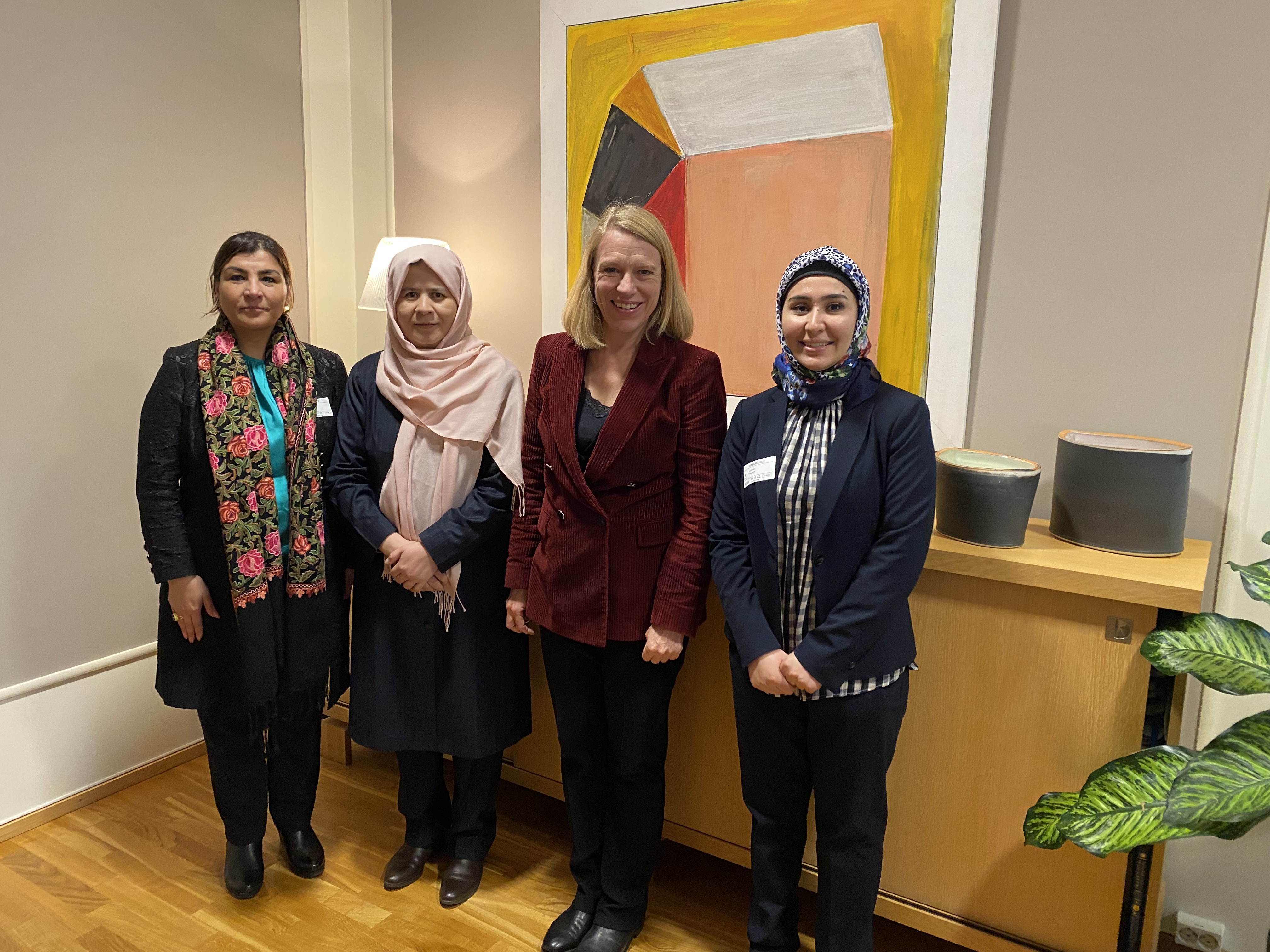 F.v: Horia Mosadiq, Shah Gul Rezaie, Anniken Huitfeldt og Nazifa Jalali sammen på utenriksministerens kontor i Oslo.