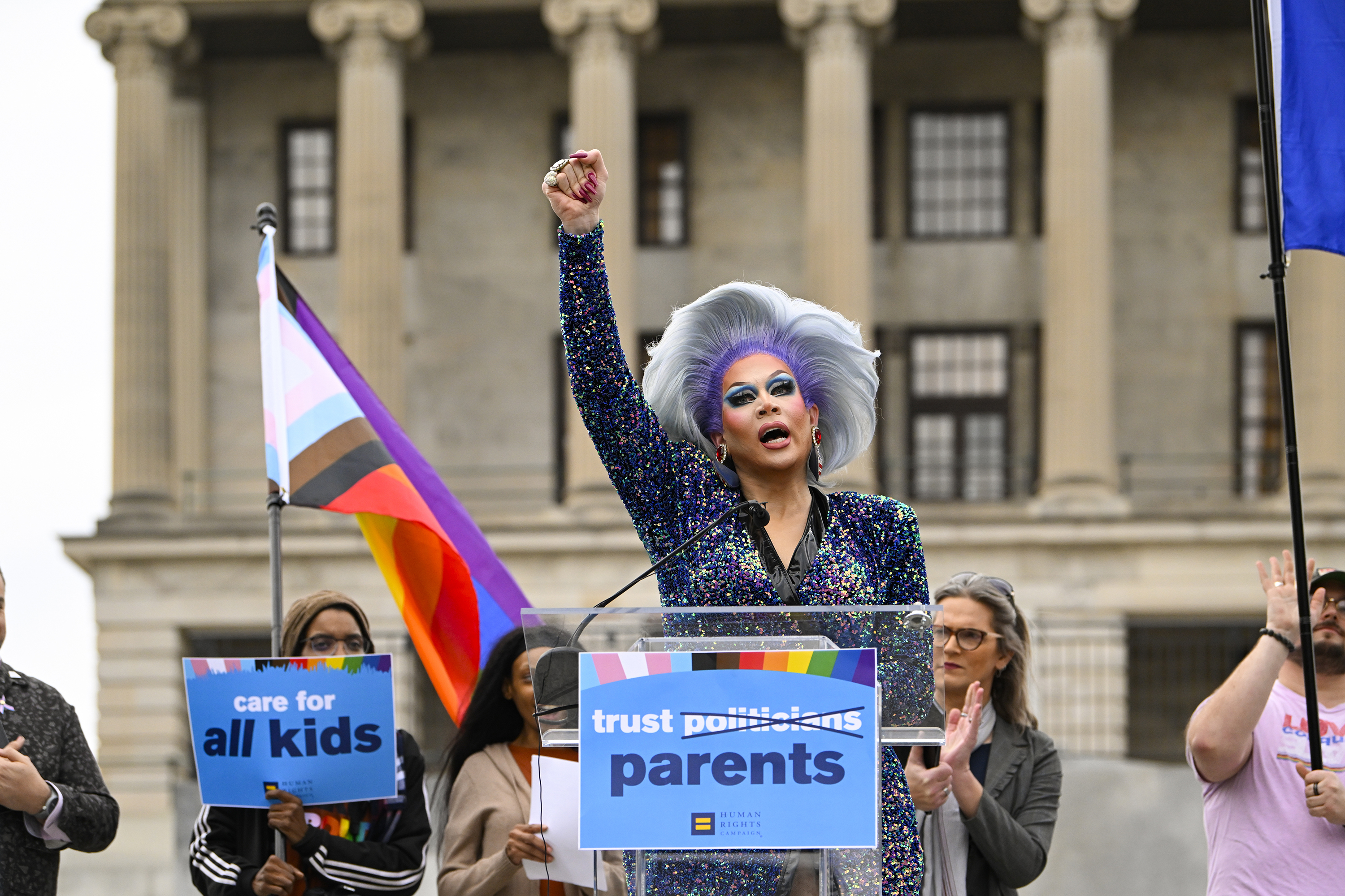 Dragartisten Vidalia Anne Gentry holdt tidligere i år en appell i regi av organisasjonen Human Rights Campaign for å rette oppmerksomheten mot det nye lovforslaget mot å sette begrensninger for dragshow. Den nye loven er nylig vedtatt i Tennessee. Foto: John Amis/AP Images for Human Rights Campaign / NTB