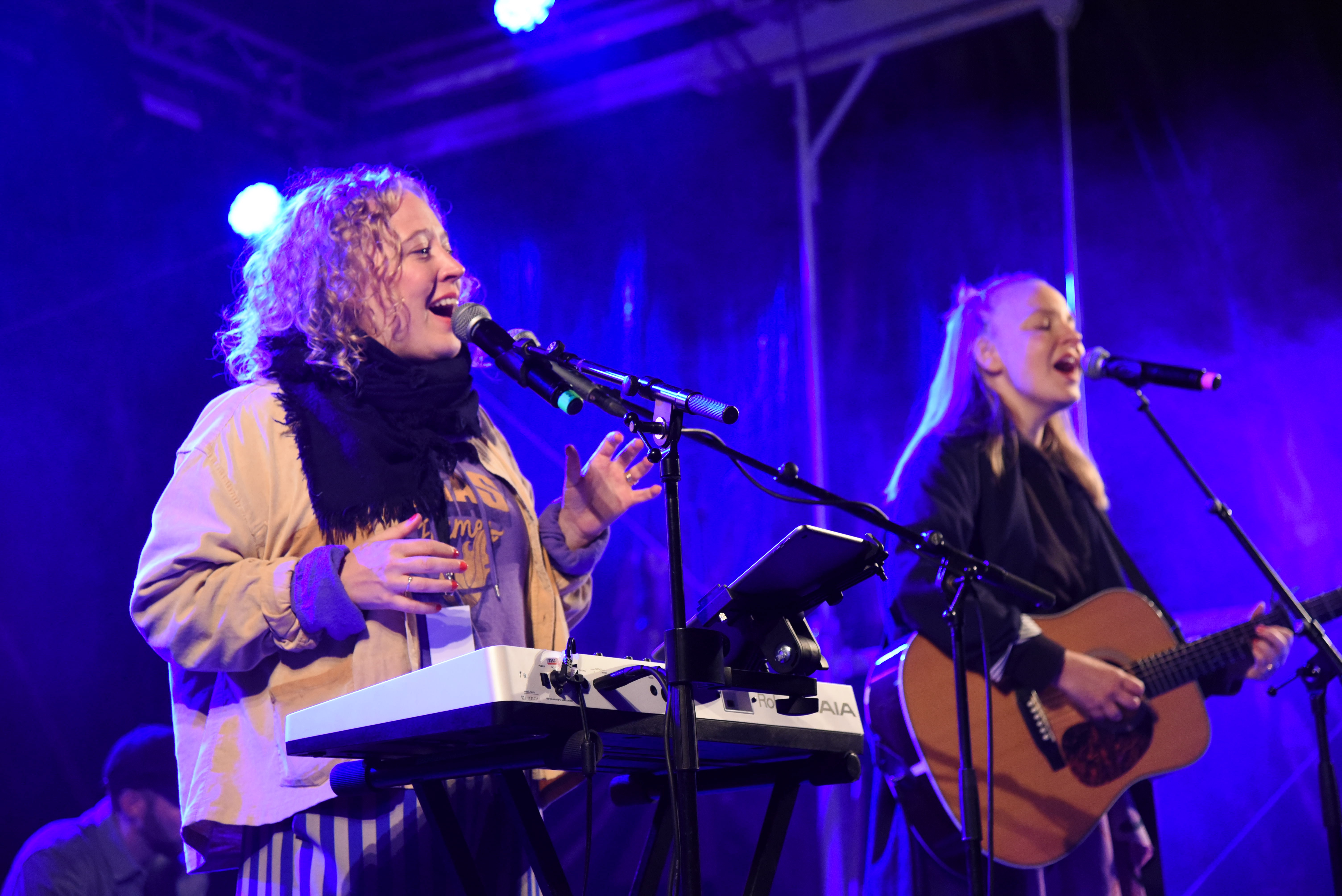 Gullbrannafestivalen 2022. Silver med Ellen Vingren och Jenny Gadjiki (tidigare Wahlström) spelade sent en kväll på den nya utomhusscenen.