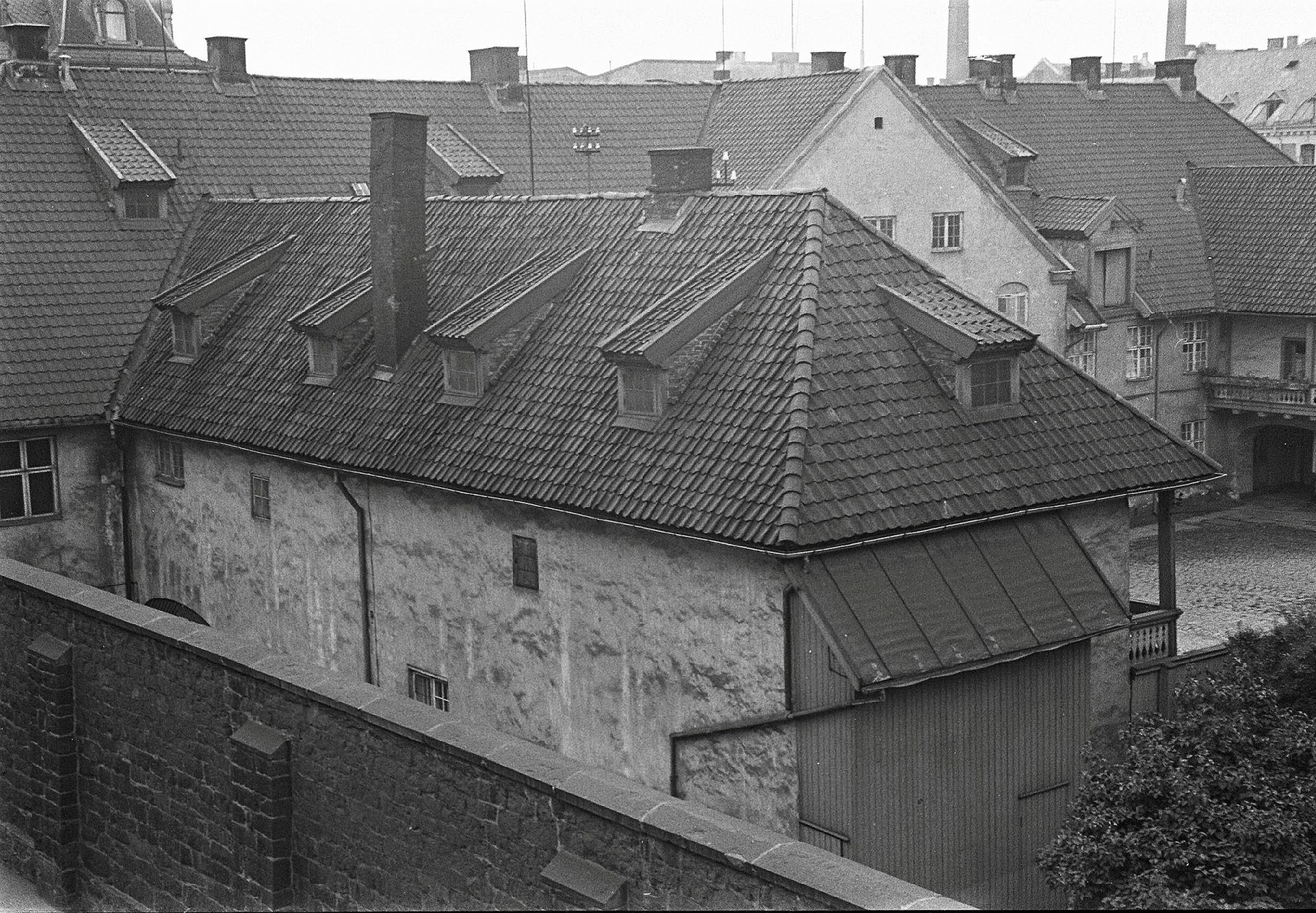 Tukthuset i Storgata 33 var omkranset av en ringmur rundt hele kvartalet. Foto fra 1938, like før bygningen ble revet.