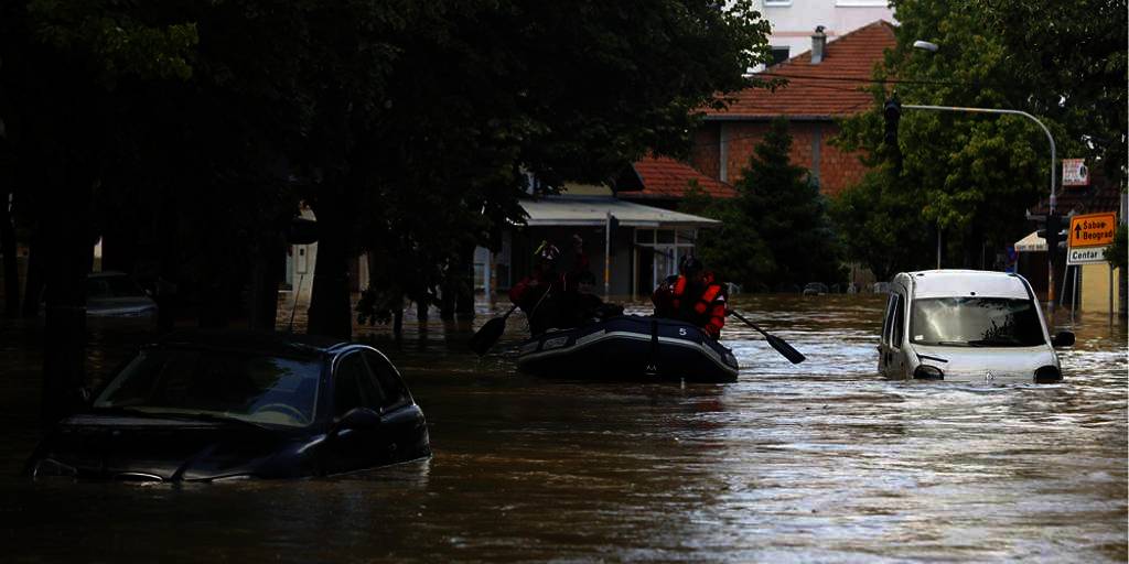 Flykter fra flommen på Balkan