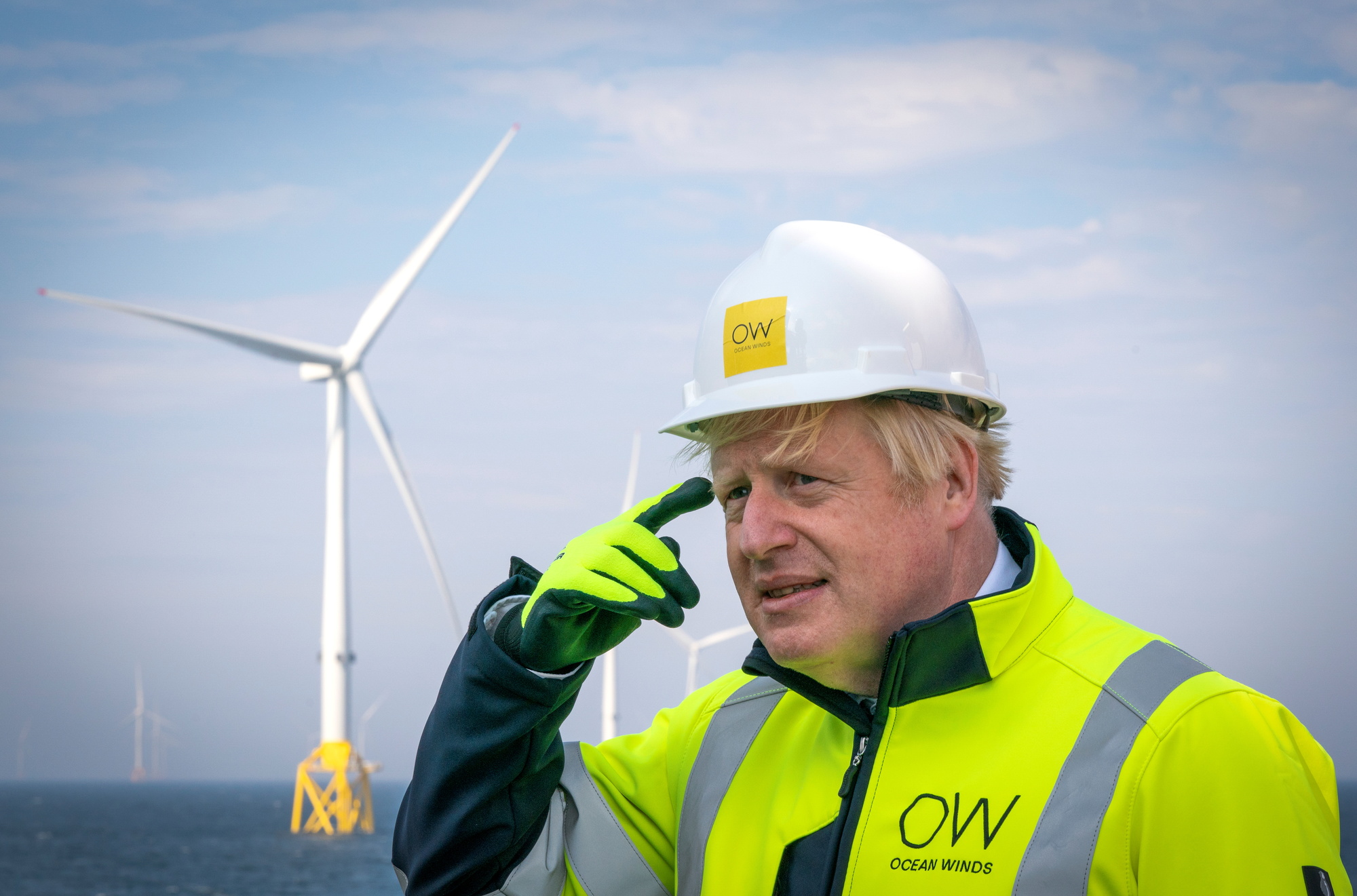 Boris Johnson har lovet store britiske utslippskutt, og har fått ros for det, men gjør ikke nok på gjennomføring, mener kritikere. Her besøker han Moray vindpark utenfor Skottland.