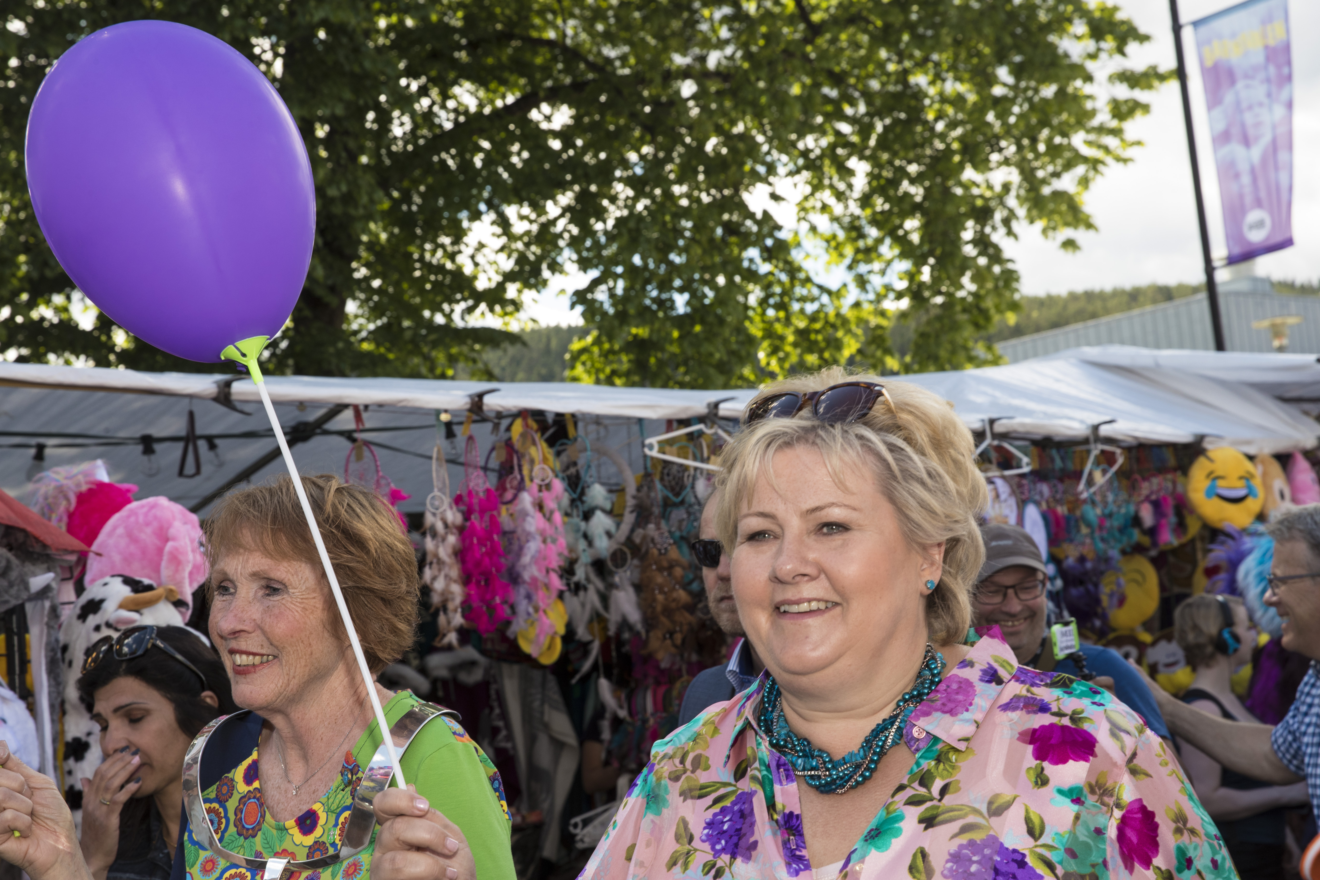 Kongsberg  20170705.
Statsminister Erna Solberg under onsdagens åpning av Kongsberg jazzfestival. Til venstre ordfører i Kongsberg Kari Anne Sand.
Foto: Terje Bendiksby / NTB