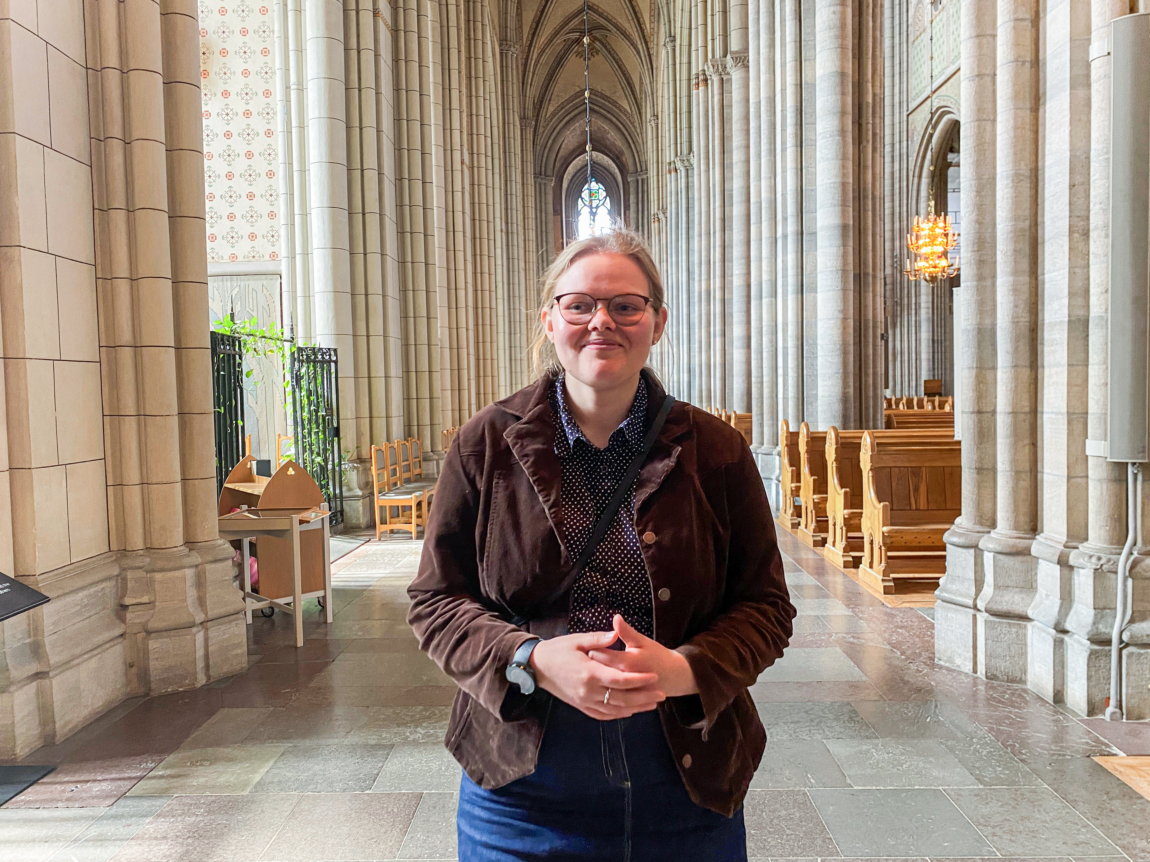 Vendela Sund vigs till att bli en av Sveriges yngsta kvinnliga präster genom tiderna. Karin Johannesson är biskop i Uppsala stift.