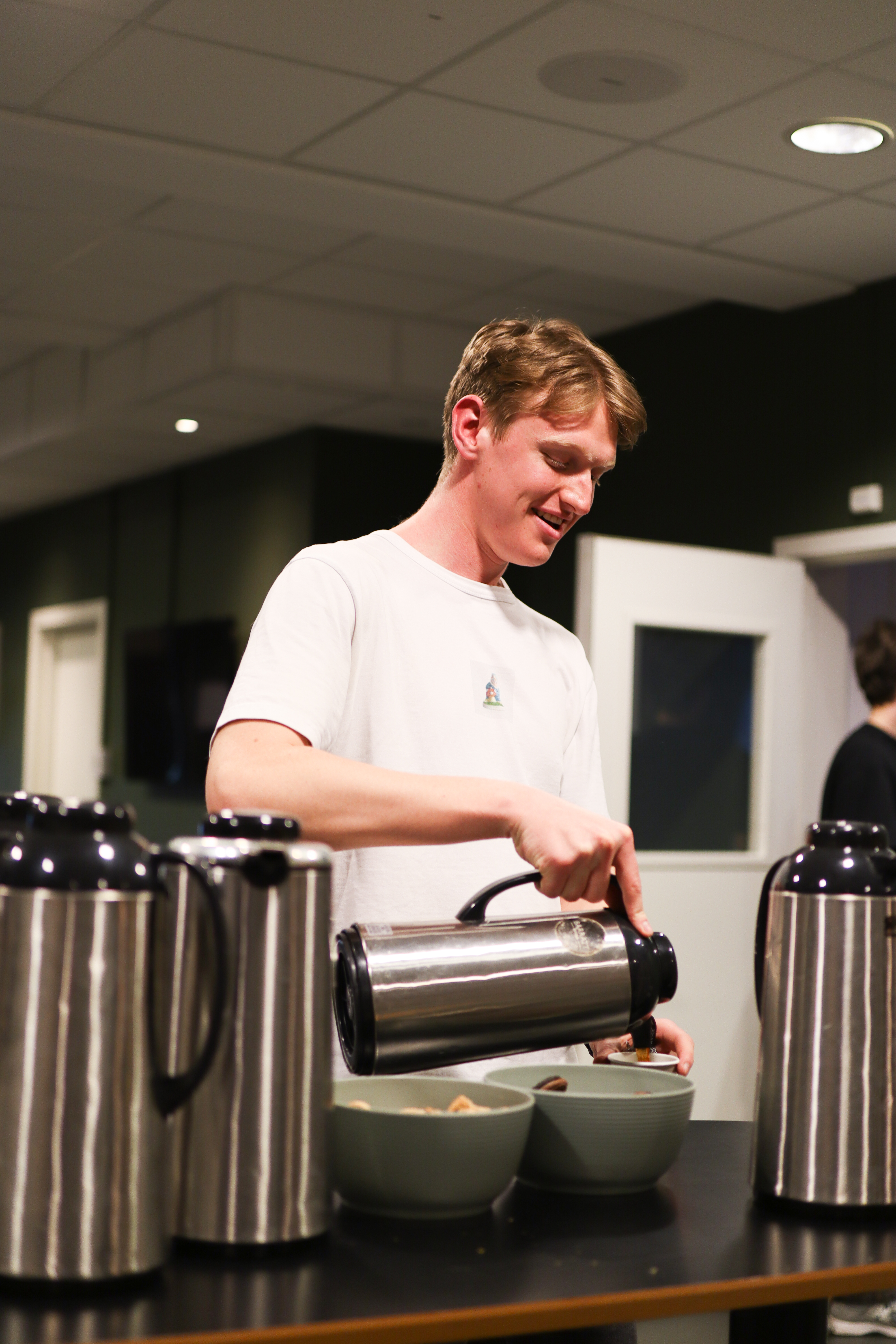 Jonas Andresen skjenker seg en kopp kaffe.