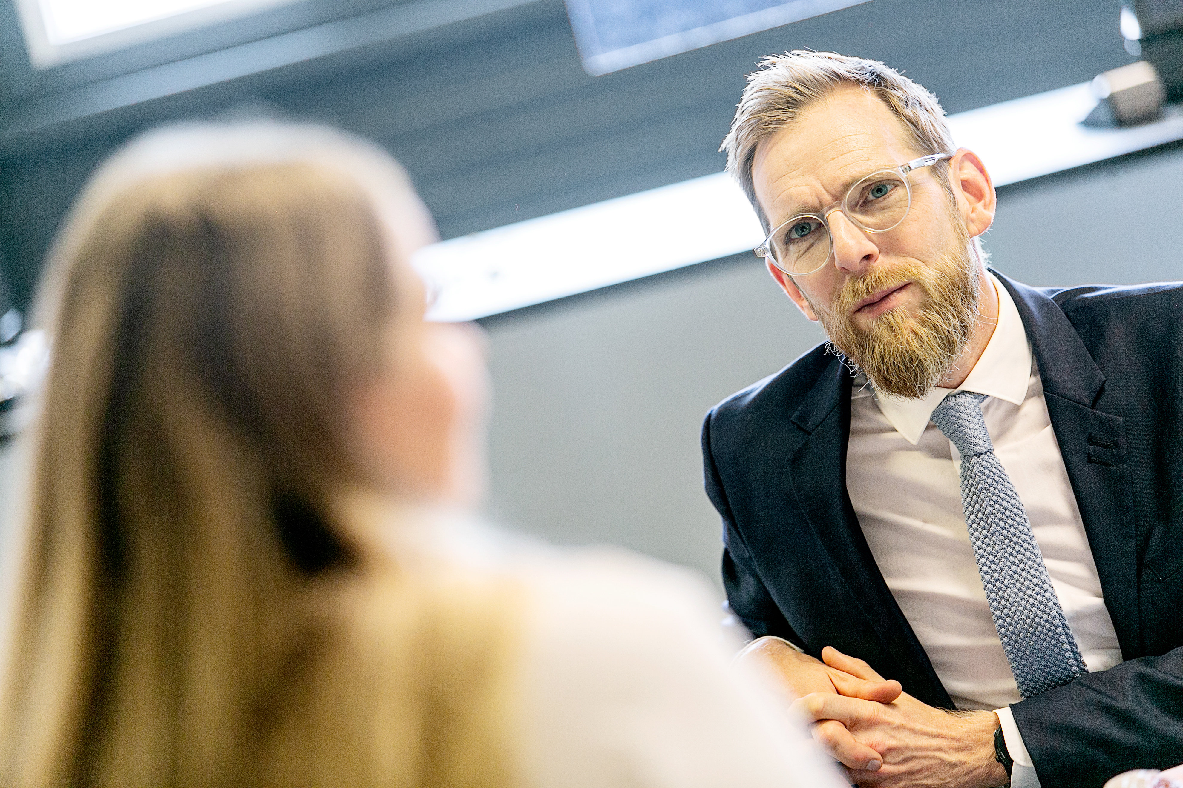 Jakob Forssmed (KD) besökte second hand-butiken Agape i Stockholm.