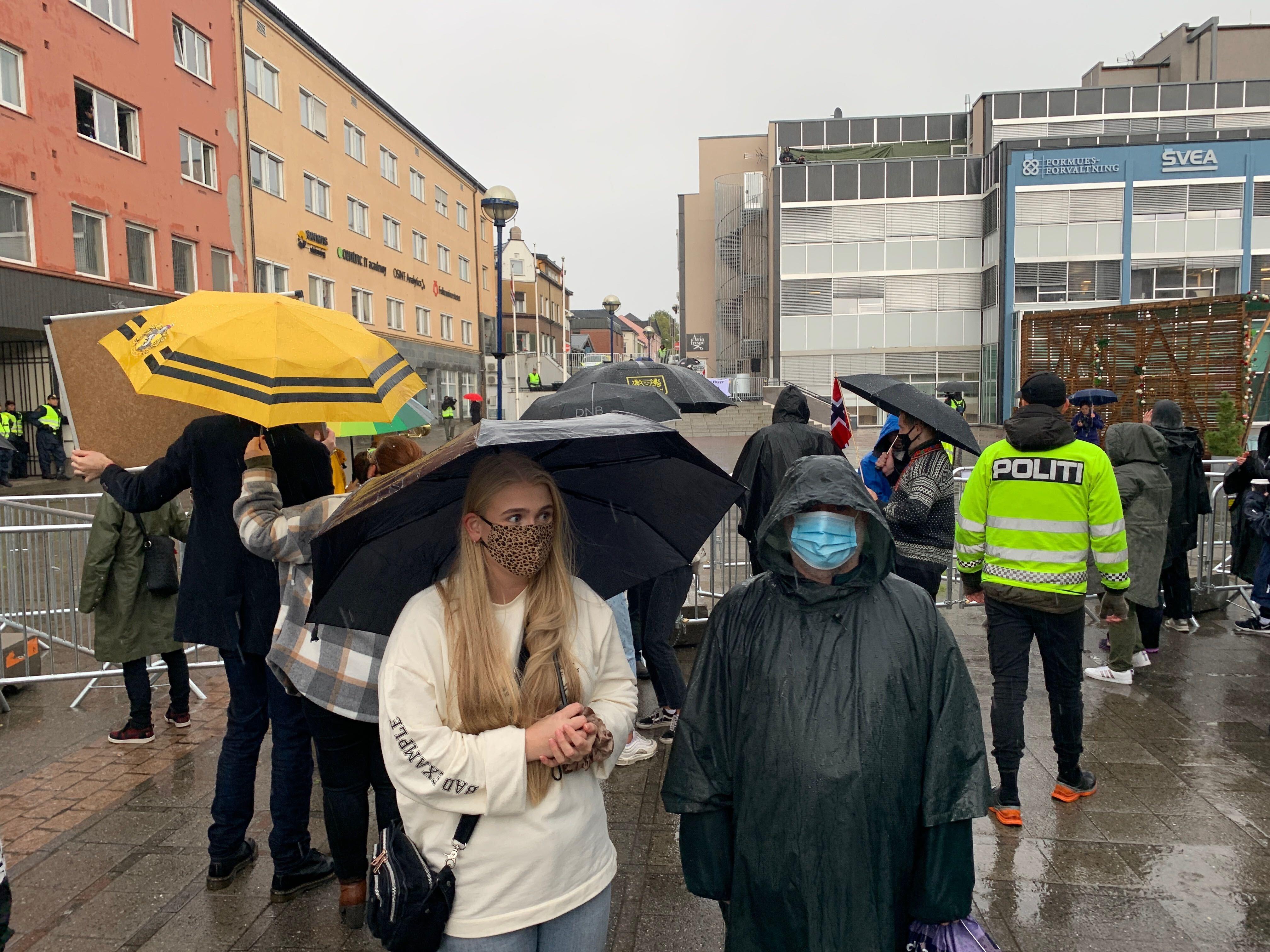 Geir og Marita Skjevdal markerer sin avstand til Sian ved å snu ryggen til. Foto: Kristin A. Lien/Vårt Land