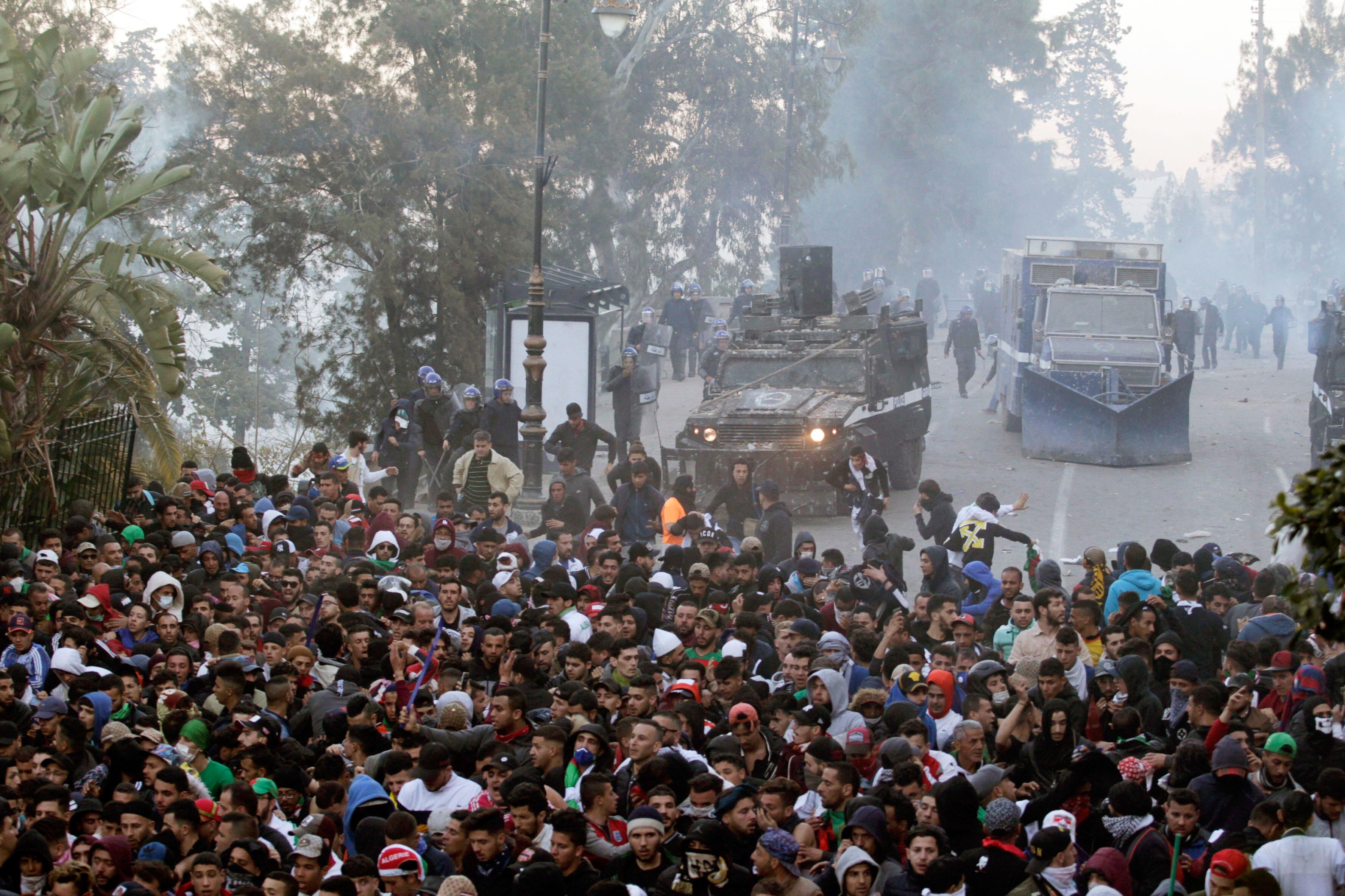 Bildet viser demonstranter i Algerie.