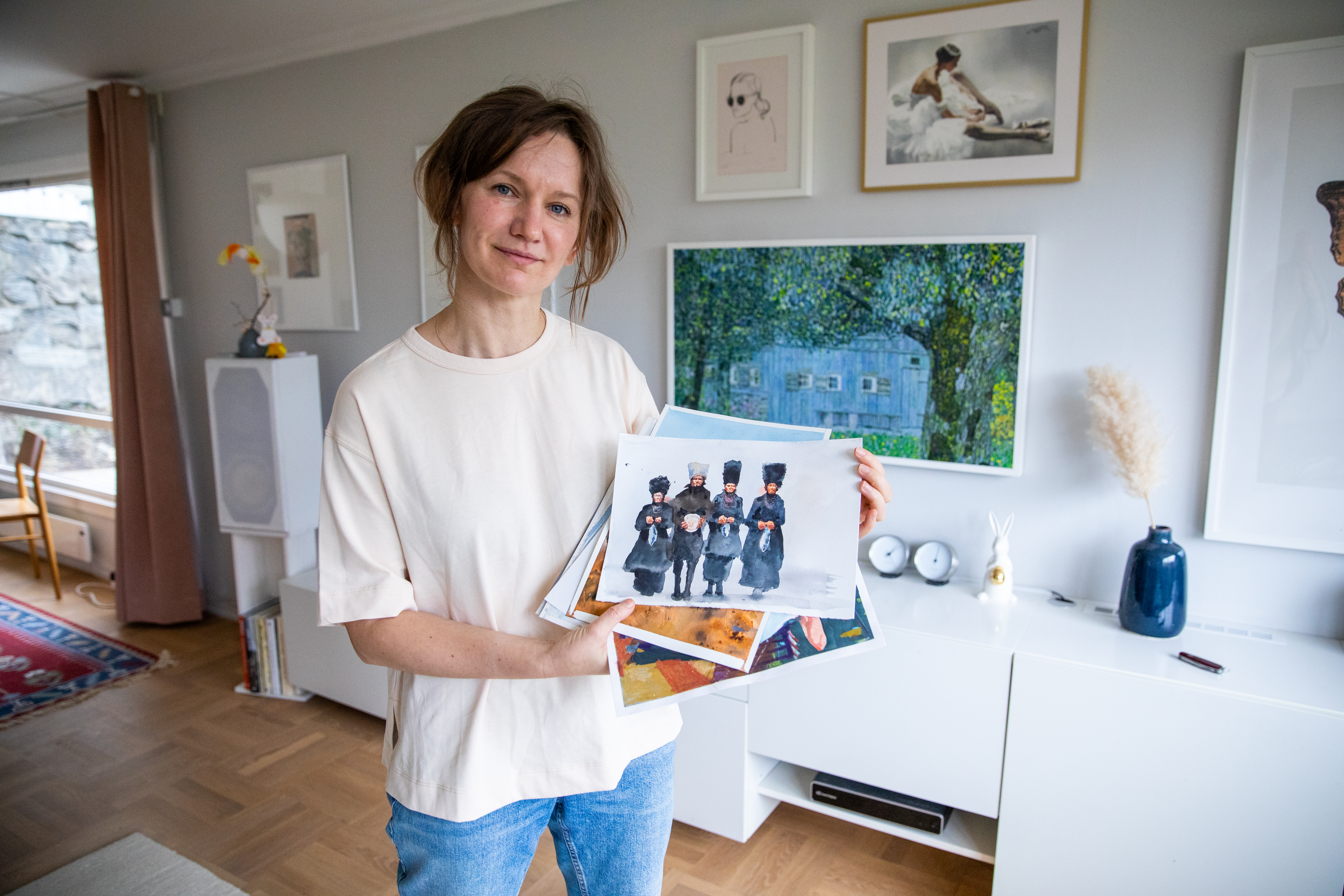 Den Oslo-baserte hobbykunstneren Elena Eilrich har bodd i Norge i over 16 år, men kommer opprinnelig fra Russland. Nå selger kun kunstverk til inntekt for ukrainske flyktninger.