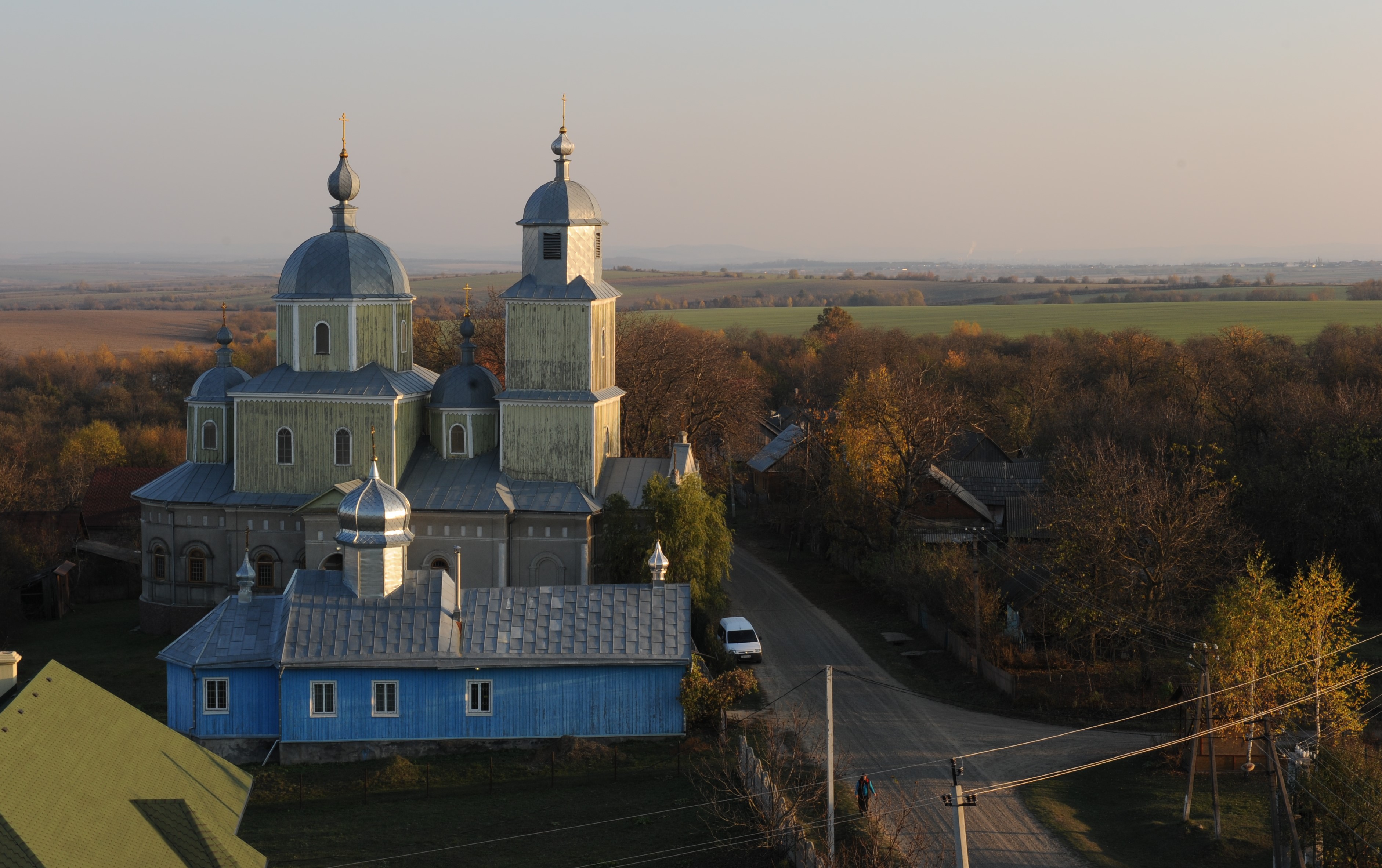 Utsikt fra Uspenskijkatedralen sørover mot den blå vinterkirken og den lysegrønne trekirken. I det fjerne sees Ukraina.