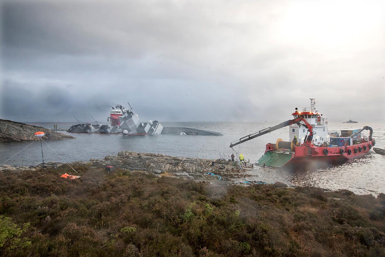 Bildet viser den havarerte fregatten Helge Ingstad.