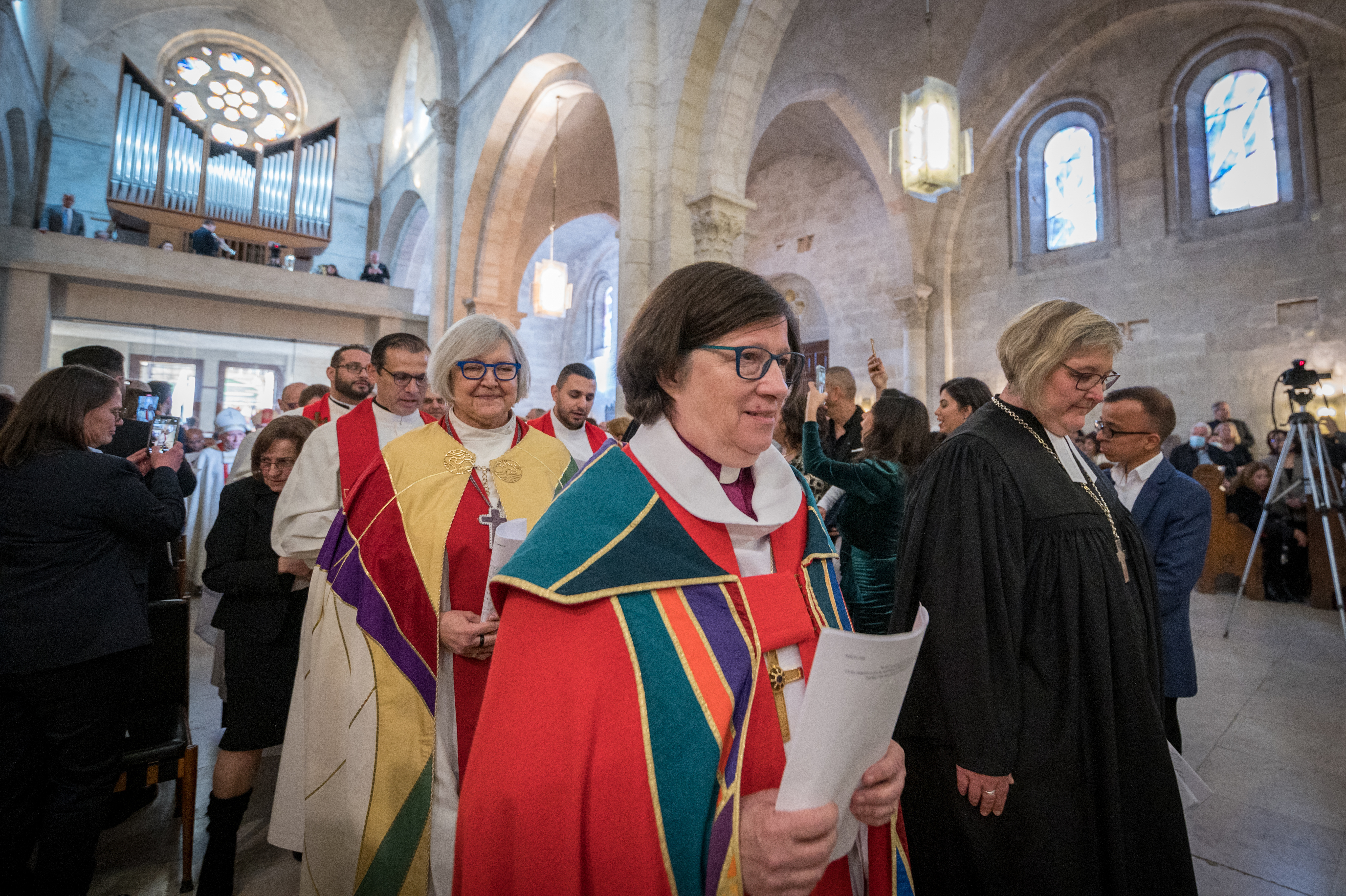 Det är hög stämning när Sally Azar som första palestinska kvinna vigs till präst i
den stora Frälsarens kyrka (Church of the Redeemer) i Jerusalem.