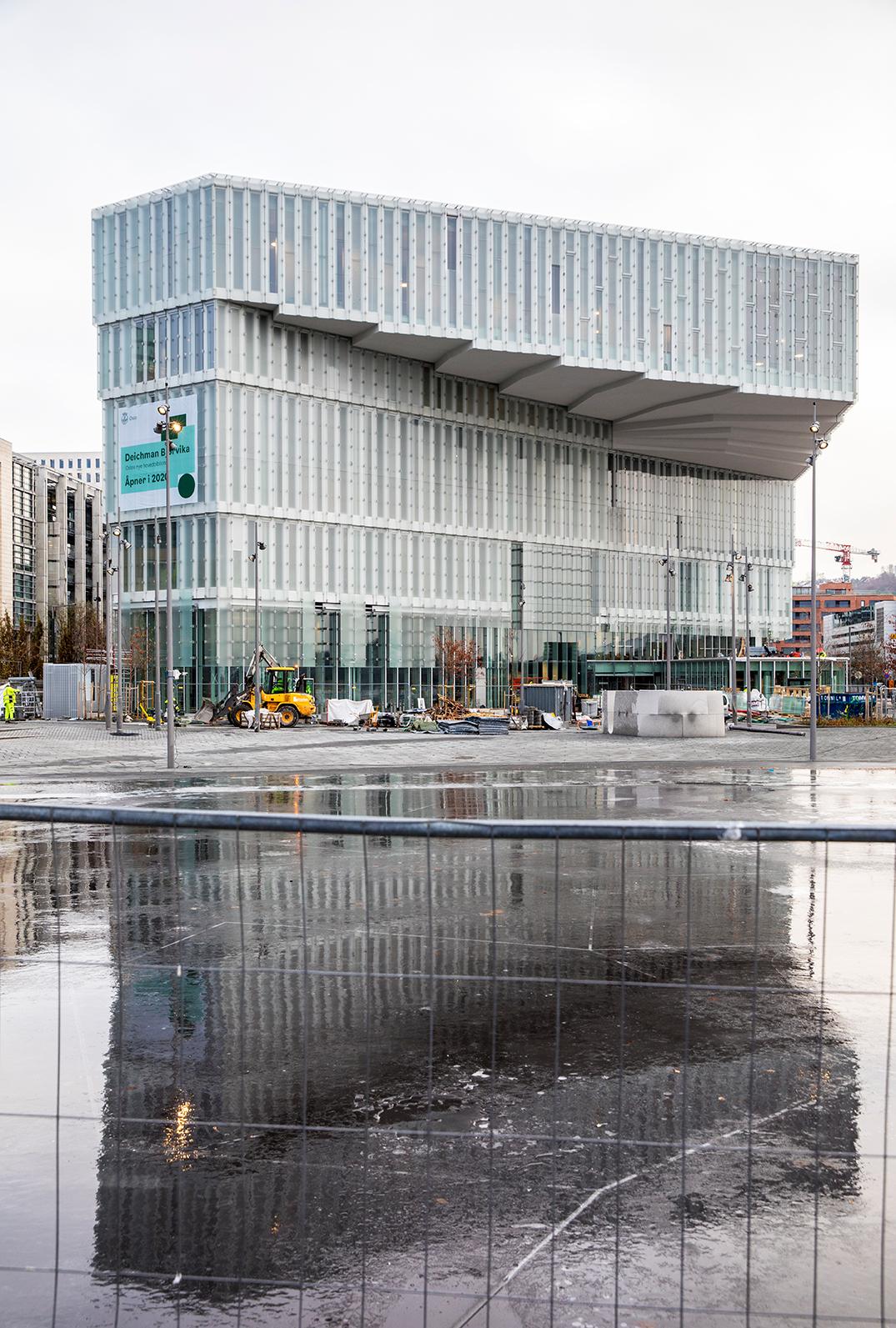 Bildet viser nye Deichman bibliotek i Oslo fra utsiden. Det åpner 28. mars. Da blir det fest i to dager. 